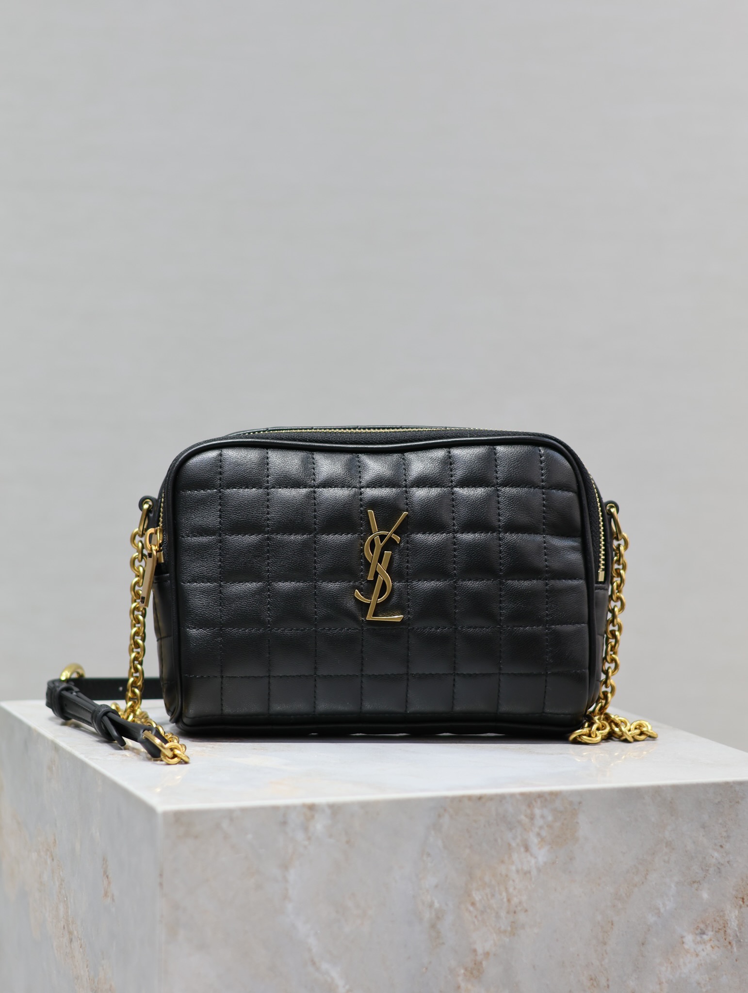 YSL  【Black】LE CASSANDRE MATELASSÉ CARRÉ Lambskin Camera Bag Dimensions: 19.5 × 14 × 4 cm Model: 764809