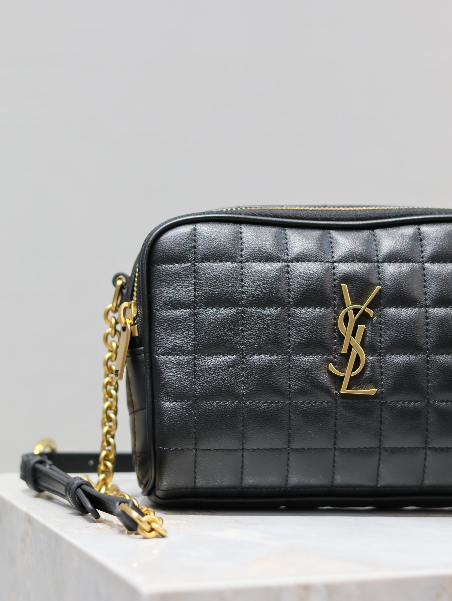 YSL  【Black】LE CASSANDRE MATELASSÉ CARRÉ Lambskin Camera Bag Dimensions: 19.5 × 14 × 4 cm Model: 764809