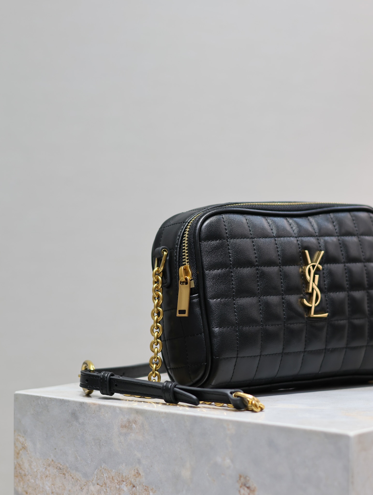YSL  【Black】LE CASSANDRE MATELASSÉ CARRÉ Lambskin Camera Bag Dimensions: 19.5 × 14 × 4 cm Model: 764809