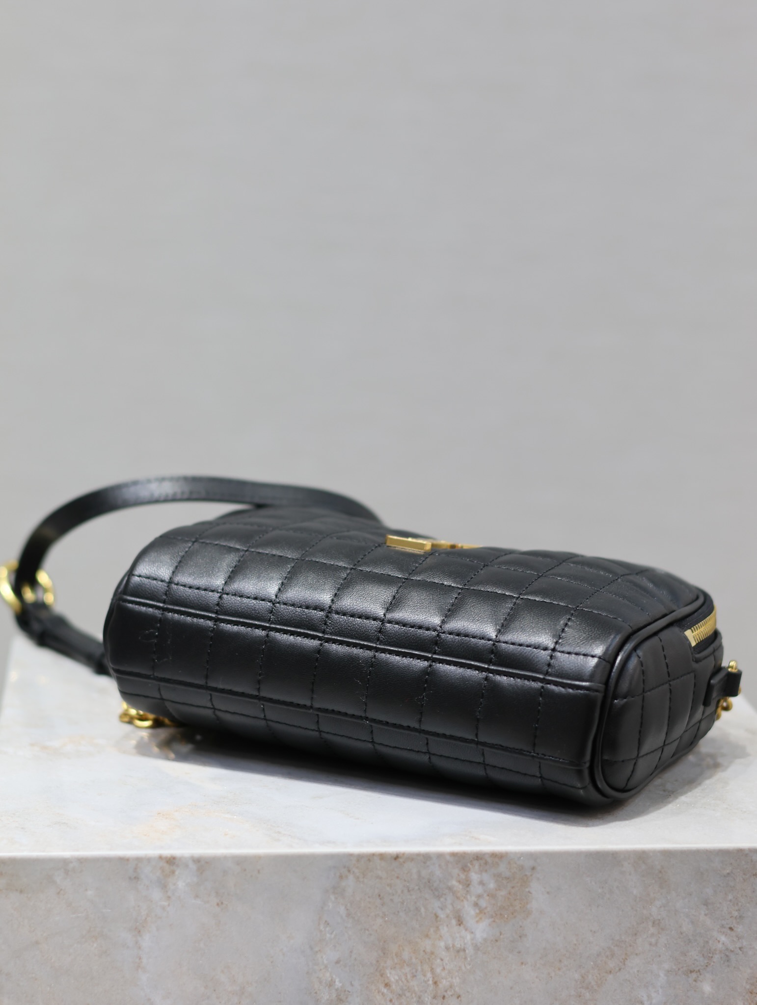 YSL  【Black】LE CASSANDRE MATELASSÉ CARRÉ Lambskin Camera Bag Dimensions: 19.5 × 14 × 4 cm Model: 764809