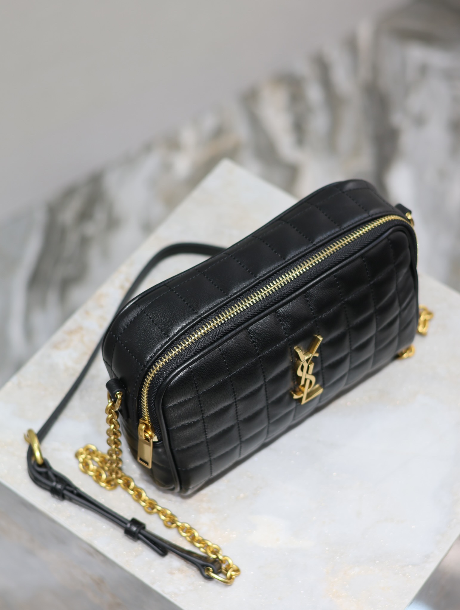 YSL  【Black】LE CASSANDRE MATELASSÉ CARRÉ Lambskin Camera Bag Dimensions: 19.5 × 14 × 4 cm Model: 764809