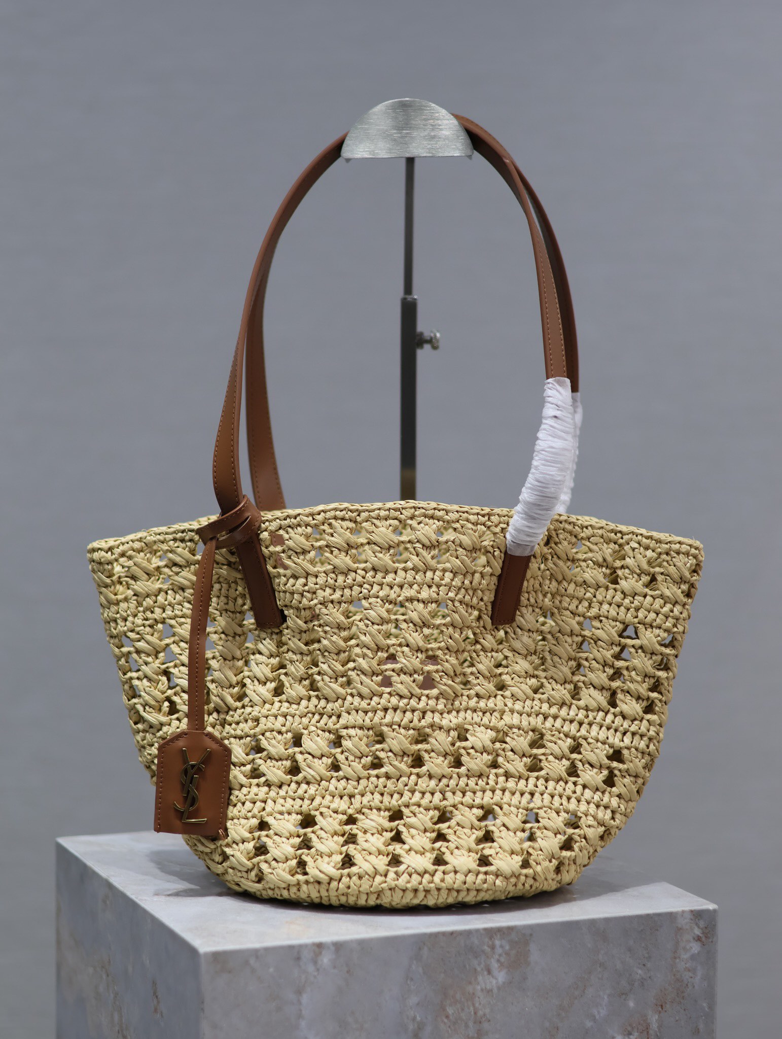 YSL Straw Tote Bag Vintage-inspired openwork straw tote bag Model: 761461 Dimensions: 42×20×22cm