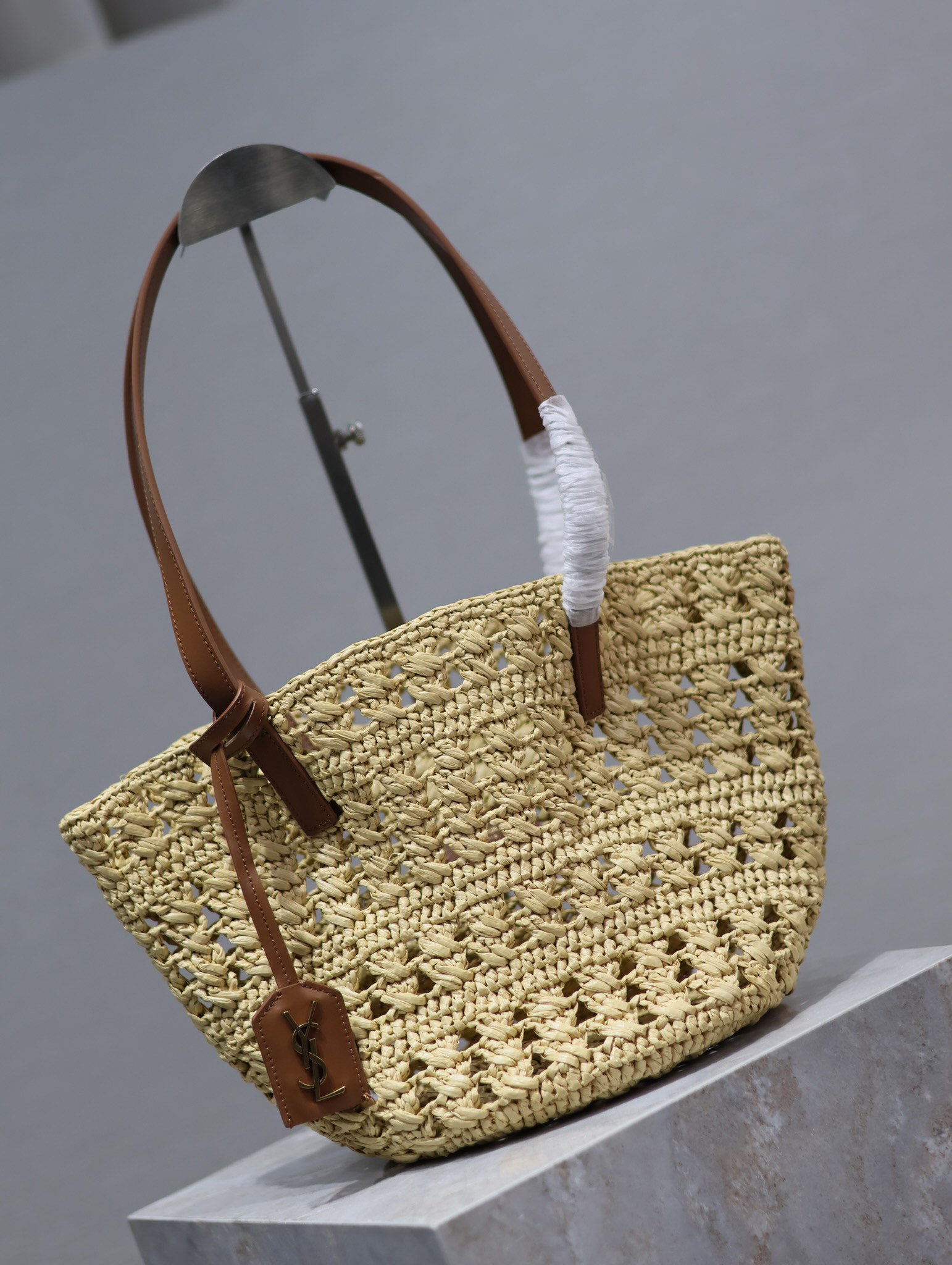 YSL Straw Tote Bag Vintage-inspired openwork straw tote bag Model: 761461 Dimensions: 42×20×22cm