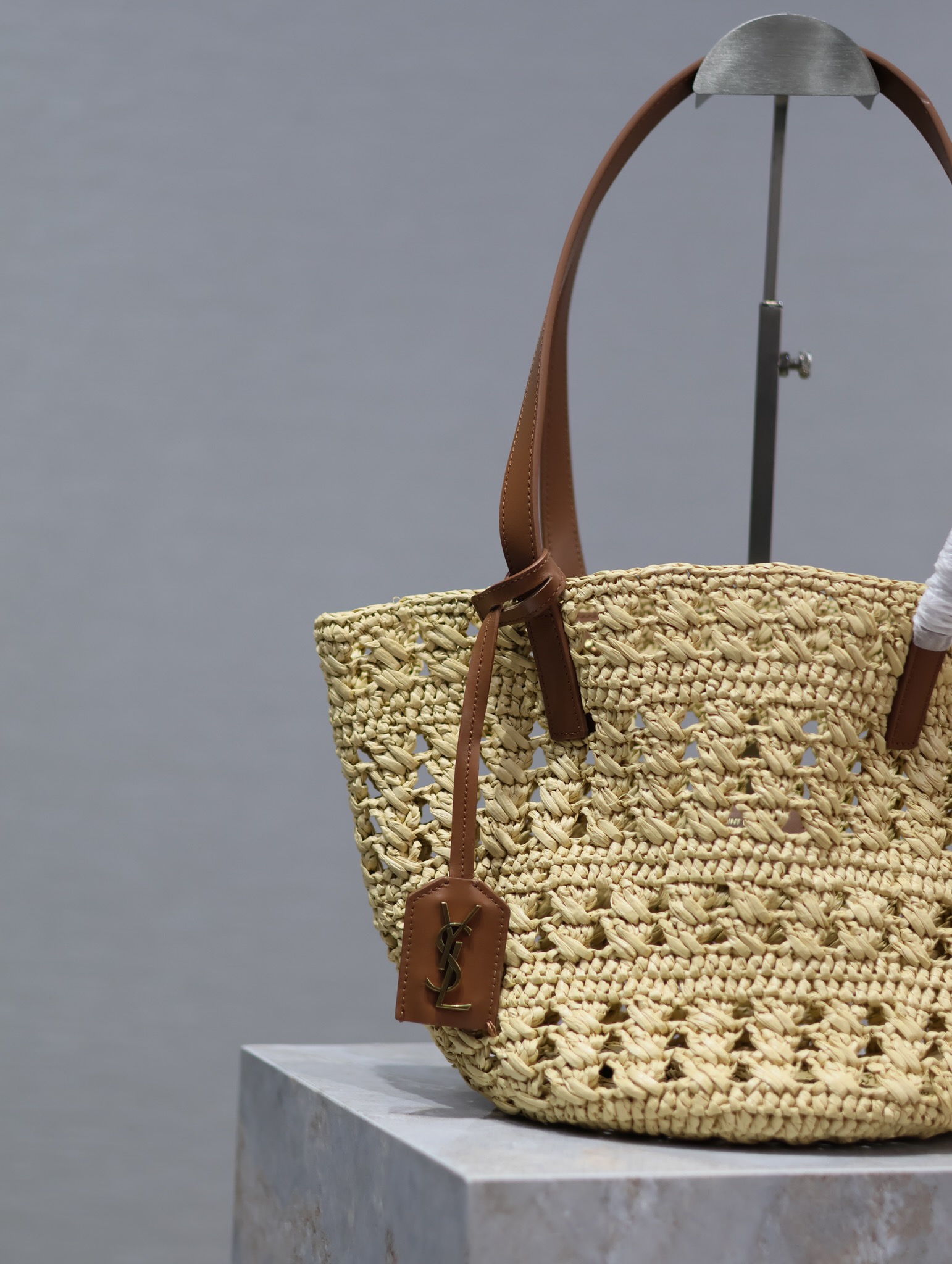 YSL Straw Tote Bag Vintage-inspired openwork straw tote bag Model: 761461 Dimensions: 42×20×22cm