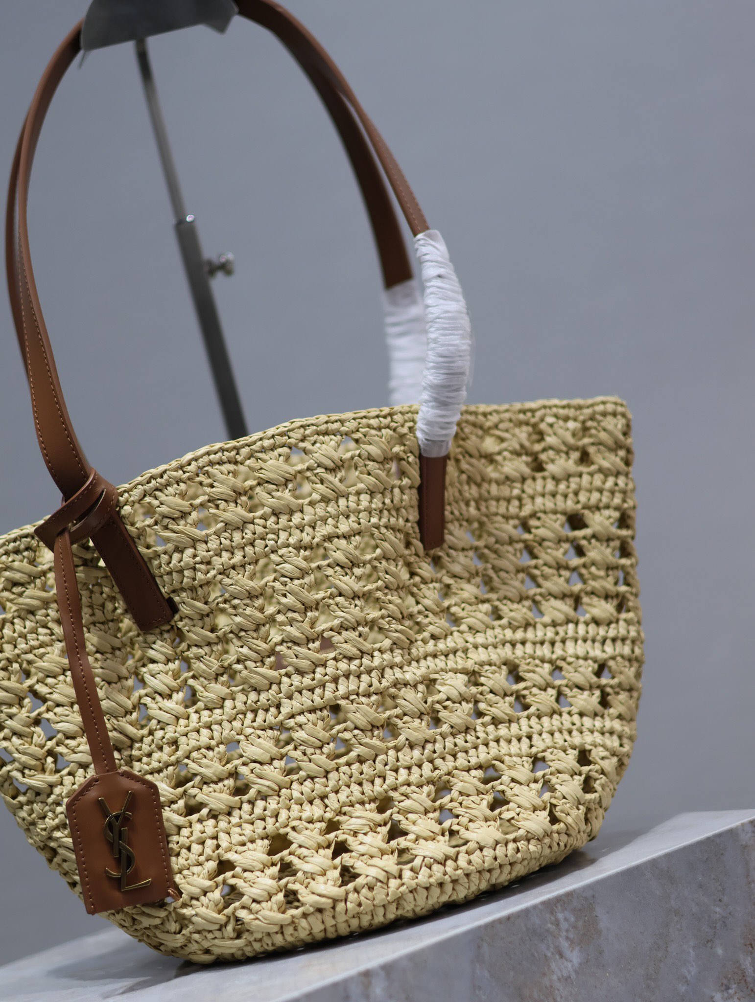 YSL Straw Tote Bag Vintage-inspired openwork straw tote bag Model: 761461 Dimensions: 42×20×22cm
