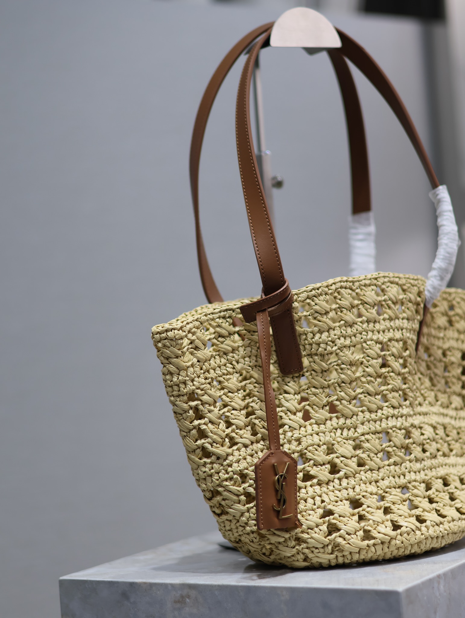 YSL Straw Tote Bag Vintage-inspired openwork straw tote bag Model: 761461 Dimensions: 42×20×22cm