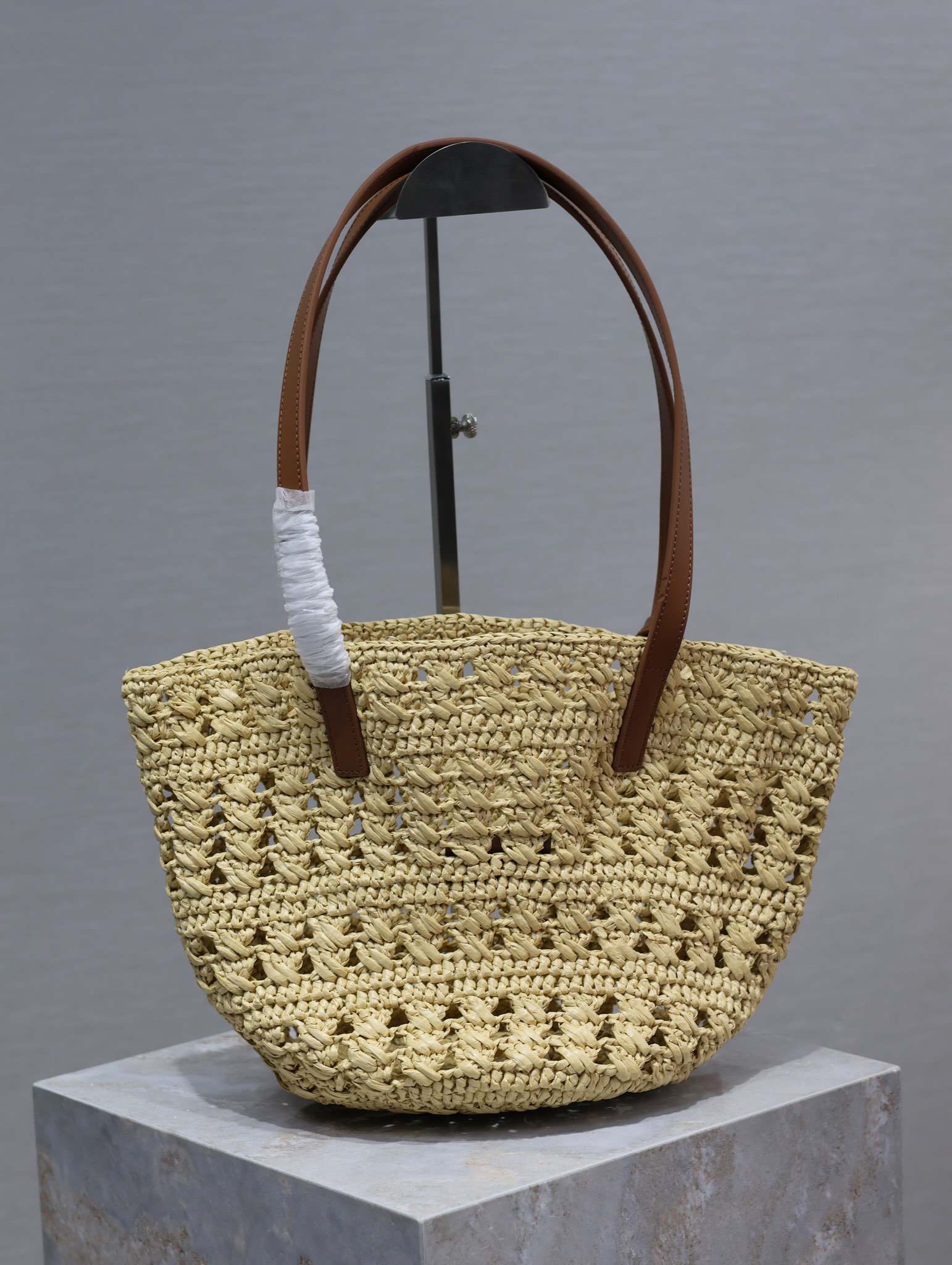 YSL Straw Tote Bag Vintage-inspired openwork straw tote bag Model: 761461 Dimensions: 42×20×22cm