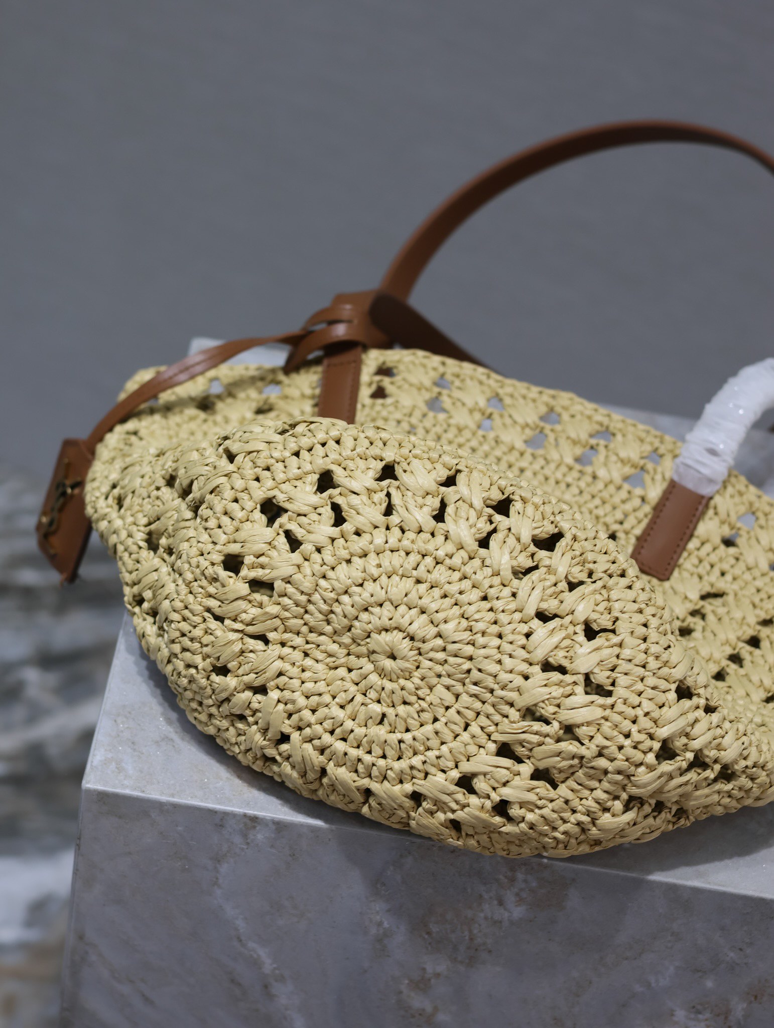 YSL Straw Tote Bag Vintage-inspired openwork straw tote bag Model: 761461 Dimensions: 42×20×22cm