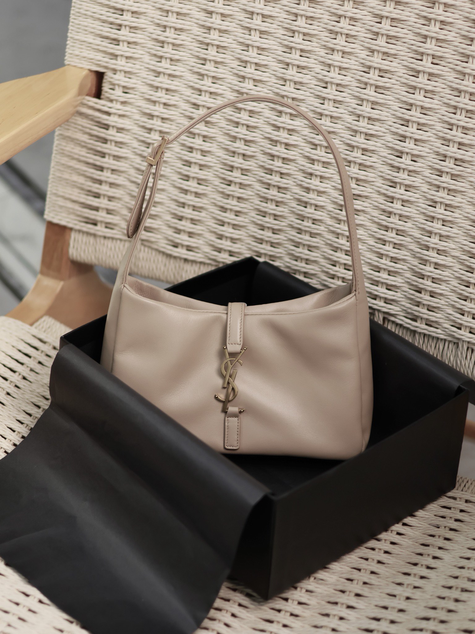 YSL  Apricot Lambskin with Gold Buckle_Underarm Bag Le5A7 Bag Style Number: 657228 Dimensions: 25X14X6cm