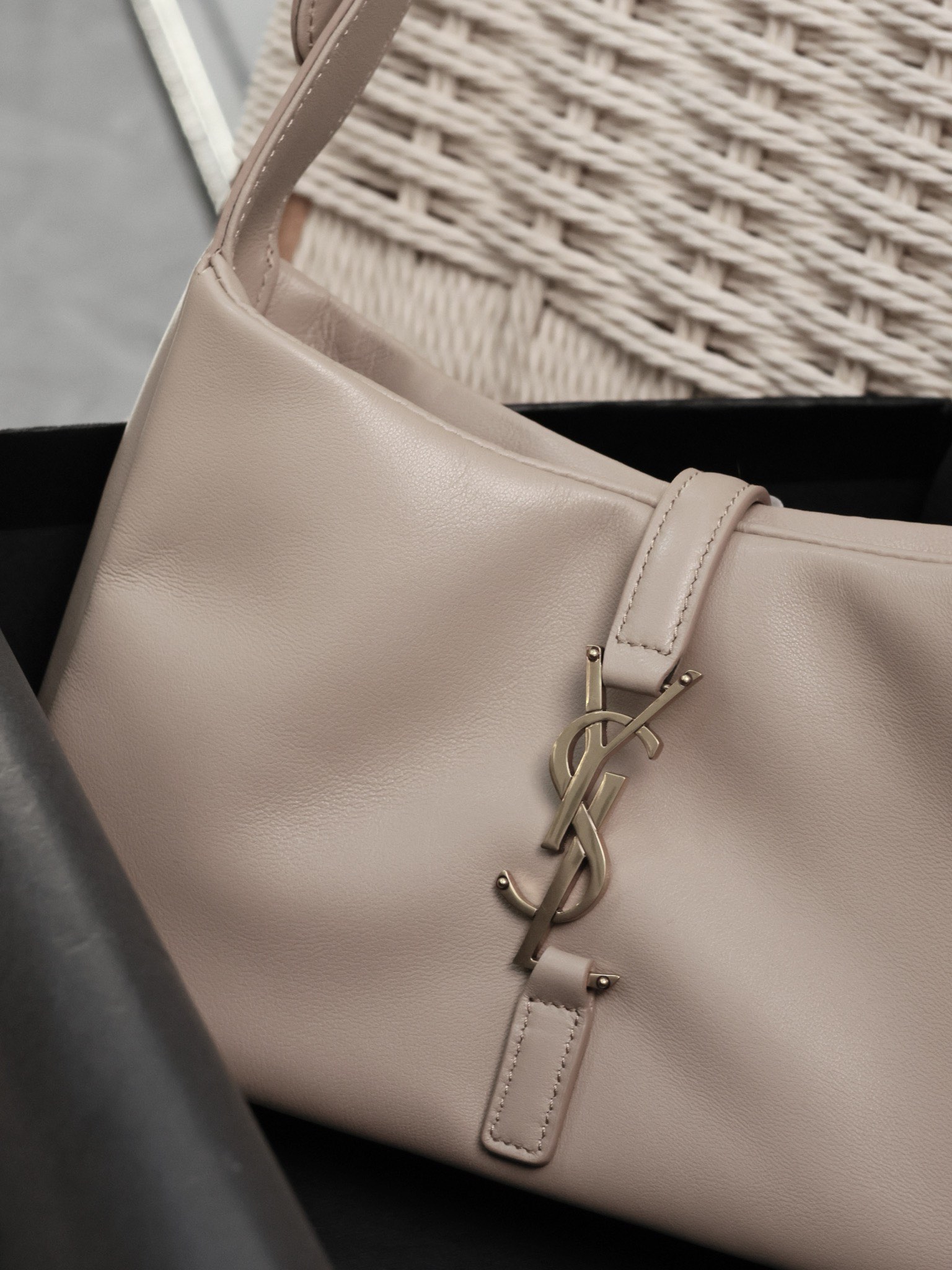 YSL  Apricot Lambskin with Gold Buckle_Underarm Bag Le5A7 Bag Style Number: 657228 Dimensions: 25X14X6cm