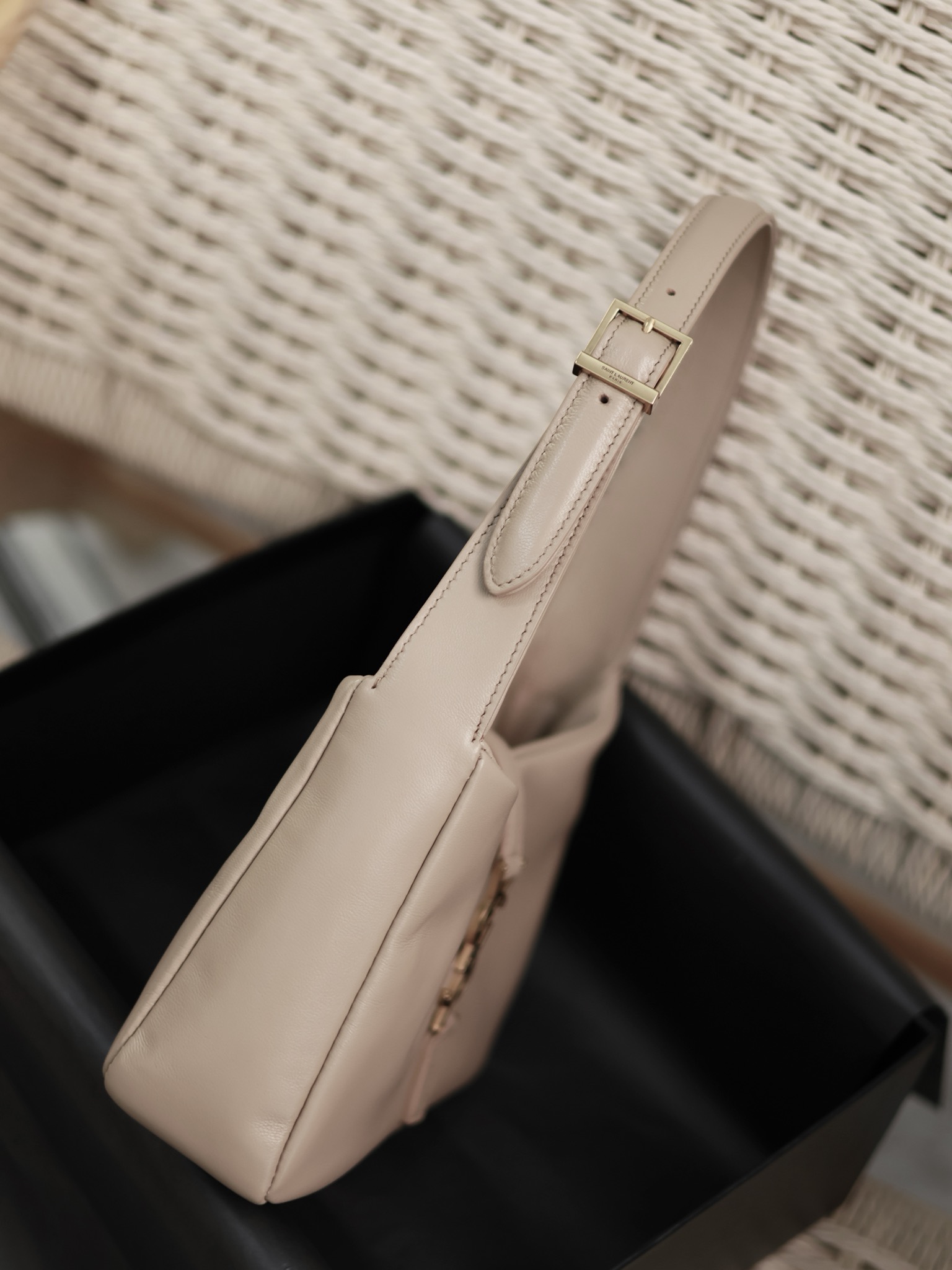 YSL  Apricot Lambskin with Gold Buckle_Underarm Bag Le5A7 Bag Style Number: 657228 Dimensions: 25X14X6cm