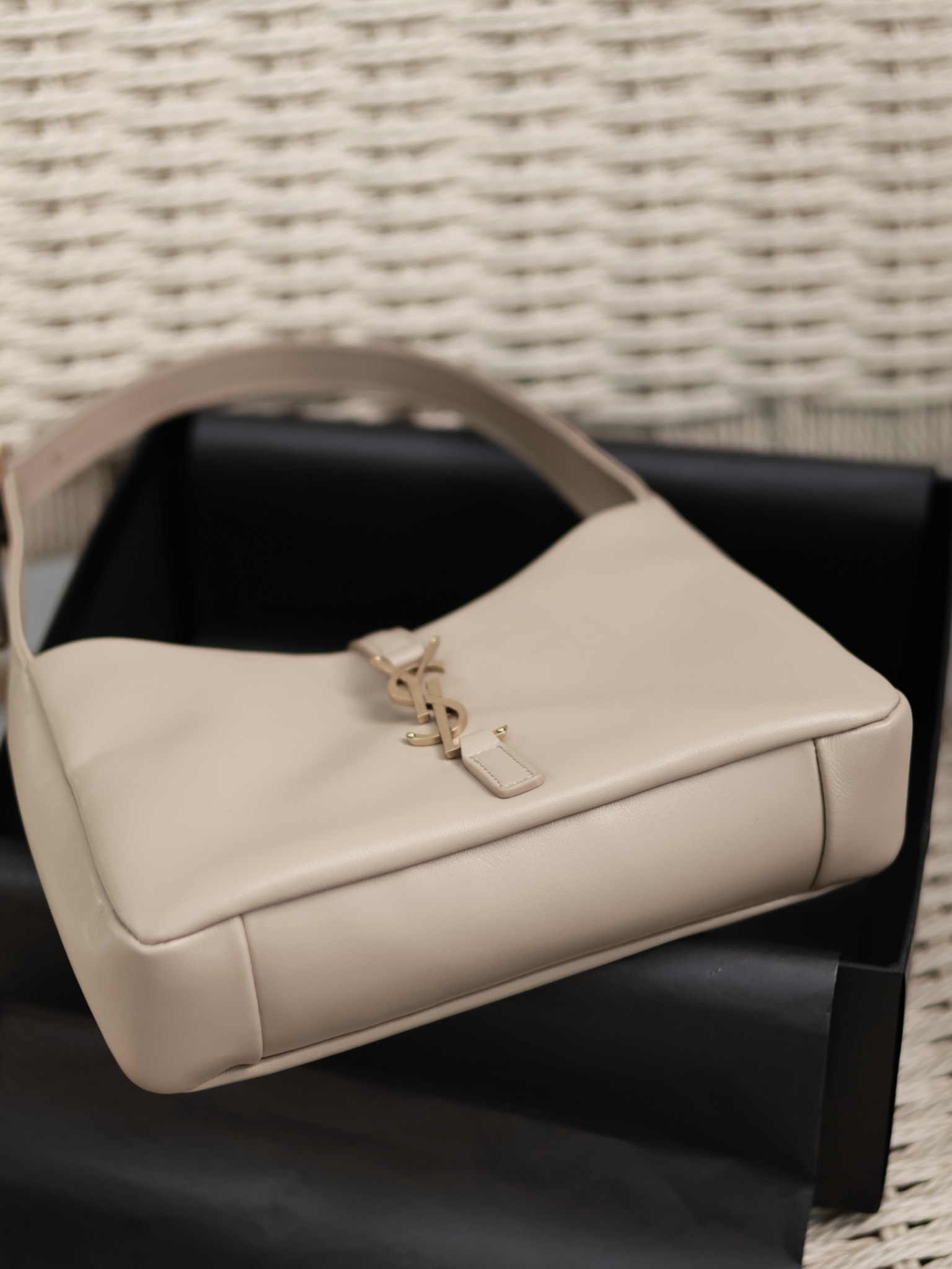 YSL  Apricot Lambskin with Gold Buckle_Underarm Bag Le5A7 Bag Style Number: 657228 Dimensions: 25X14X6cm