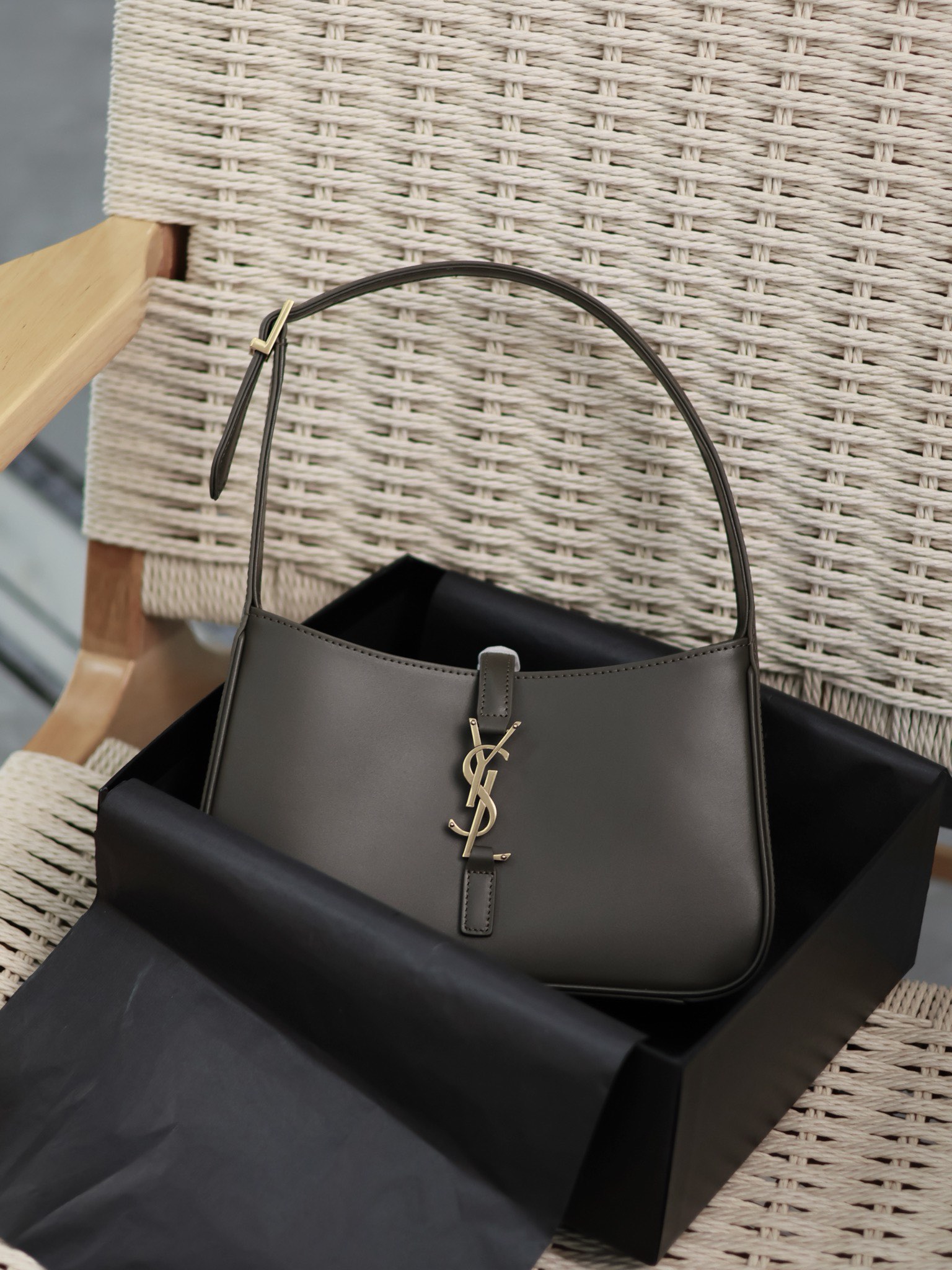 YSL Olive Green Plain Weave Underarm Bag Le5A7 Style Number: 657228 Dimensions: 25 x 14 x 6 cm