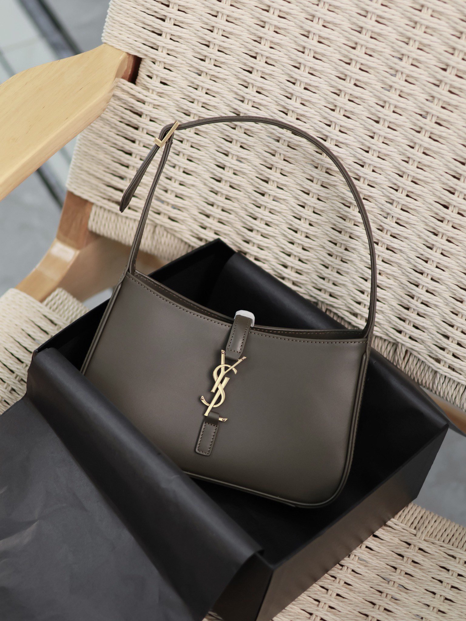YSL Olive Green Plain Weave Underarm Bag Le5A7 Style Number: 657228 Dimensions: 25 x 14 x 6 cm
