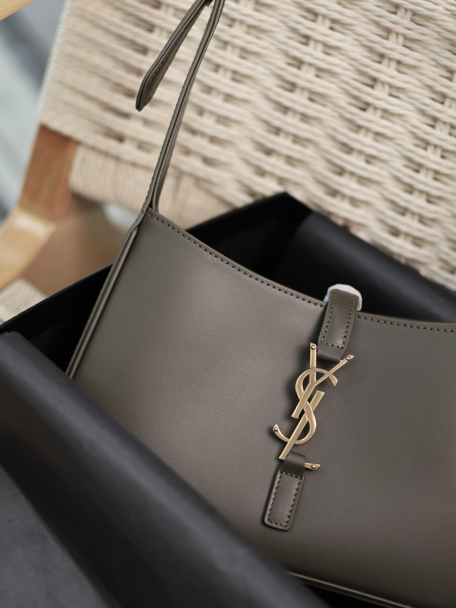 YSL Olive Green Plain Weave Underarm Bag Le5A7 Style Number: 657228 Dimensions: 25 x 14 x 6 cm