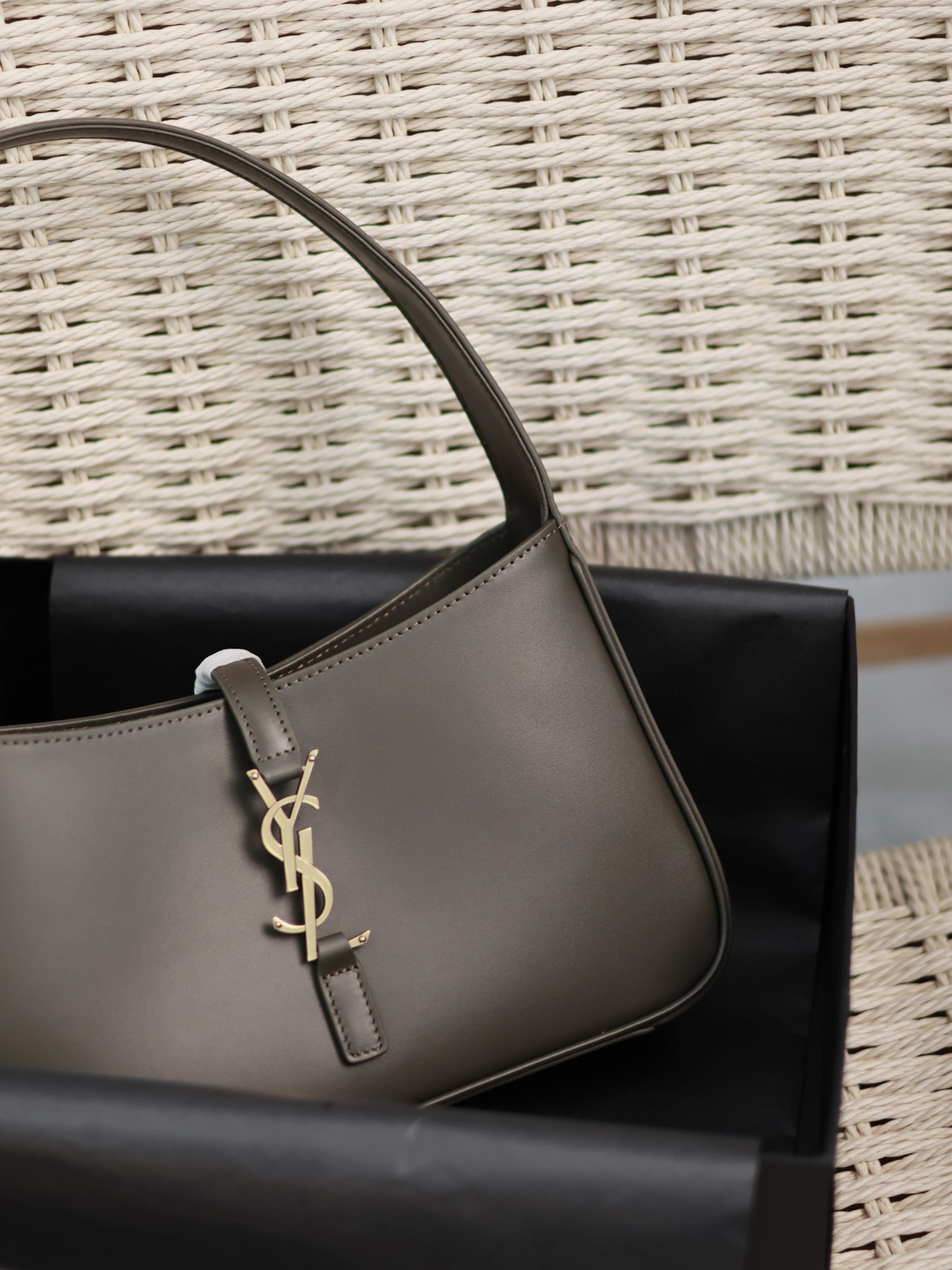 YSL Olive Green Plain Weave Underarm Bag Le5A7 Style Number: 657228 Dimensions: 25 x 14 x 6 cm