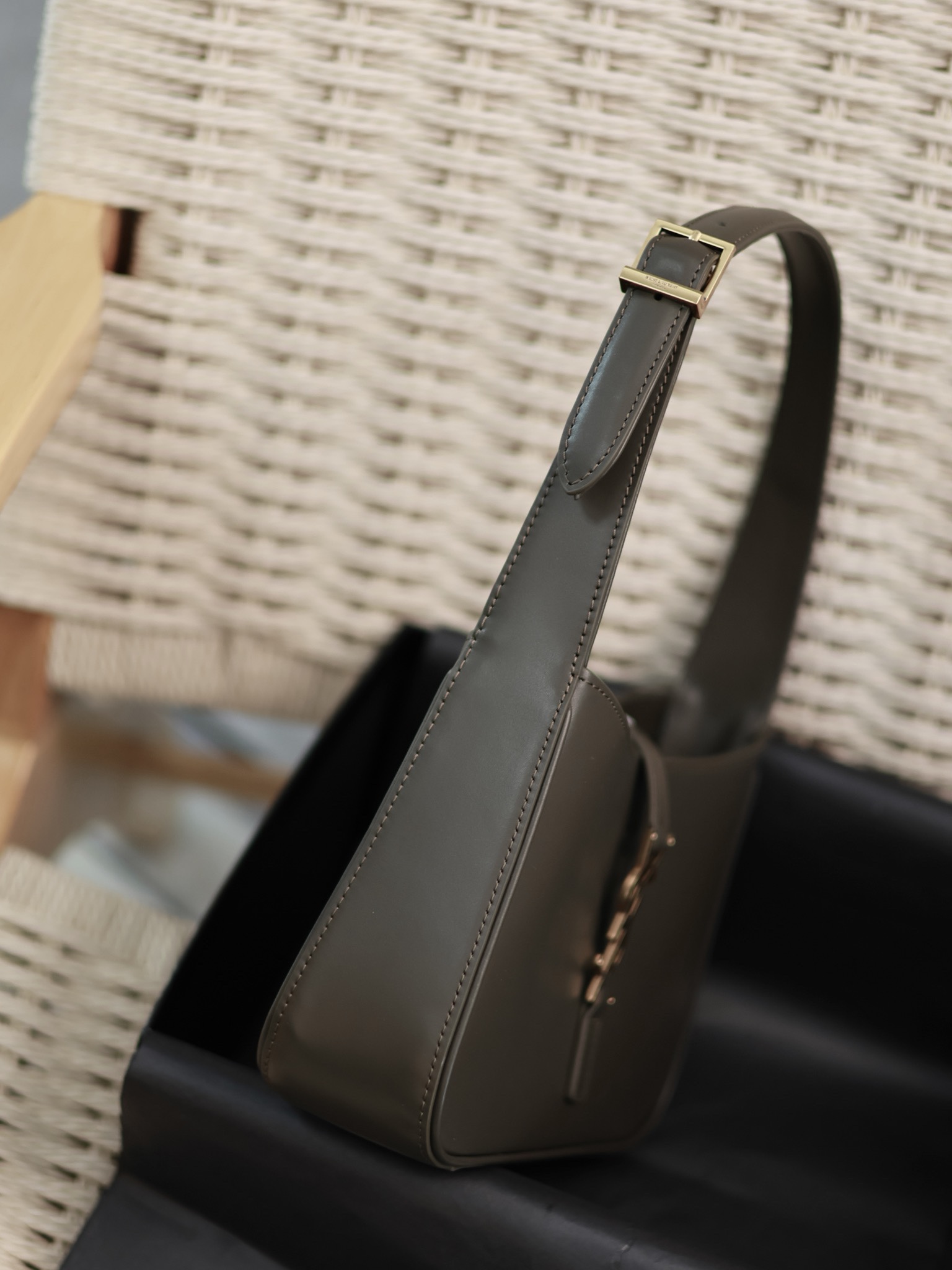 YSL Olive Green Plain Weave Underarm Bag Le5A7 Style Number: 657228 Dimensions: 25 x 14 x 6 cm