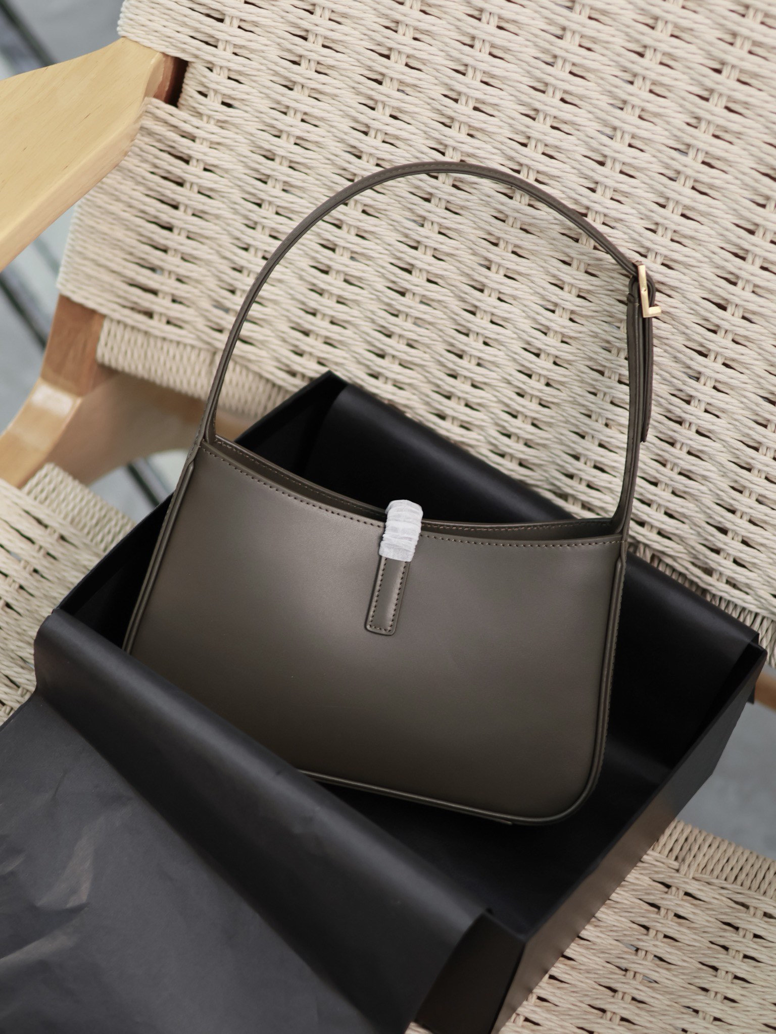 YSL Olive Green Plain Weave Underarm Bag Le5A7 Style Number: 657228 Dimensions: 25 x 14 x 6 cm