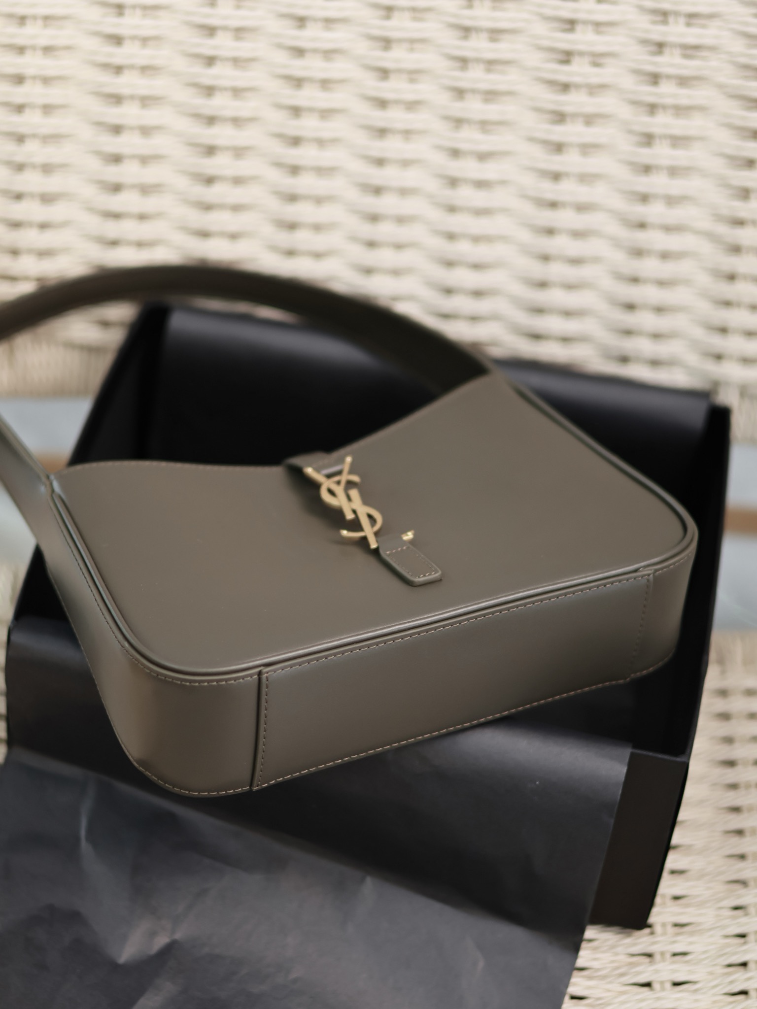 YSL Olive Green Plain Weave Underarm Bag Le5A7 Style Number: 657228 Dimensions: 25 x 14 x 6 cm