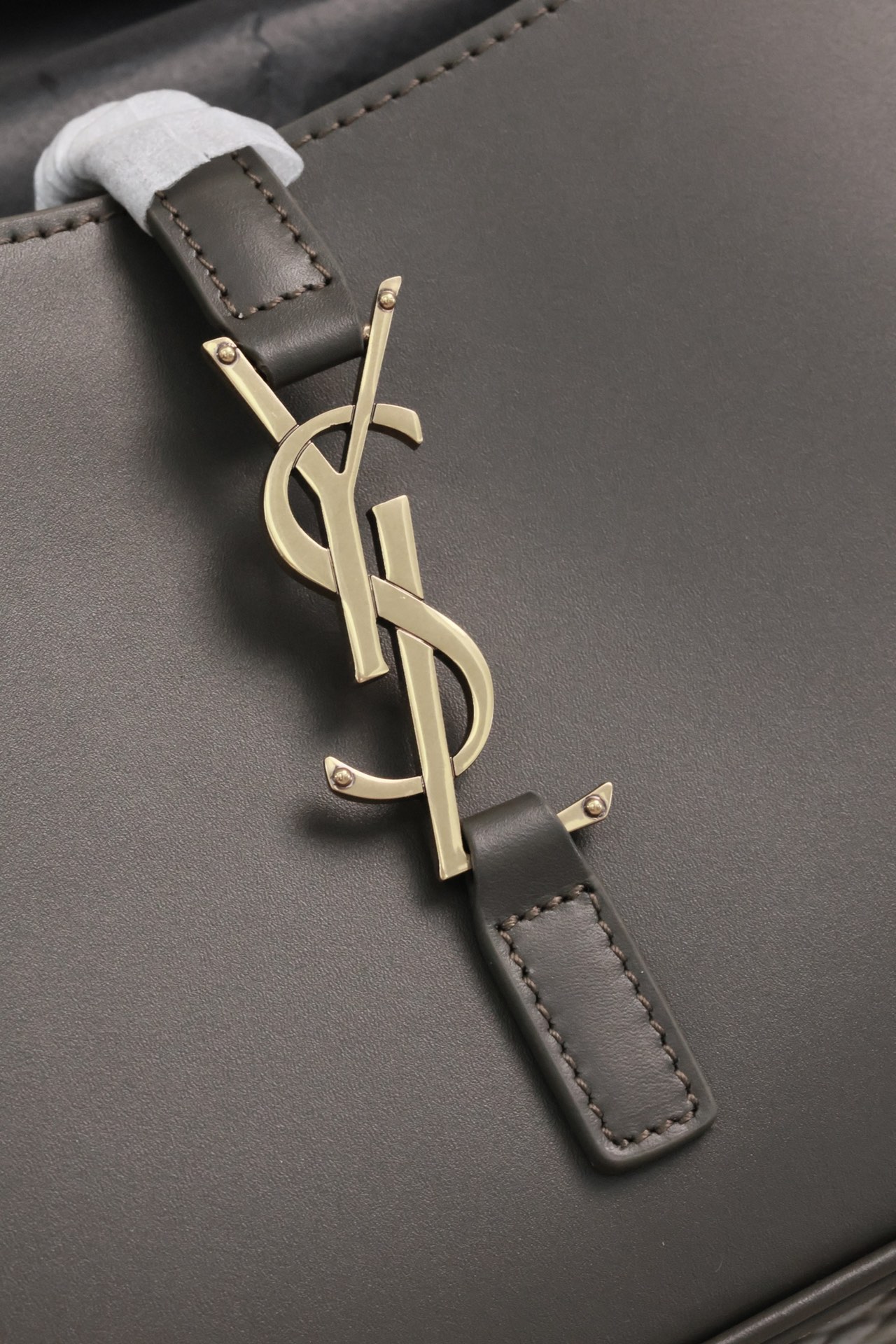 YSL Olive Green Plain Weave Underarm Bag Le5A7 Style Number: 657228 Dimensions: 25 x 14 x 6 cm