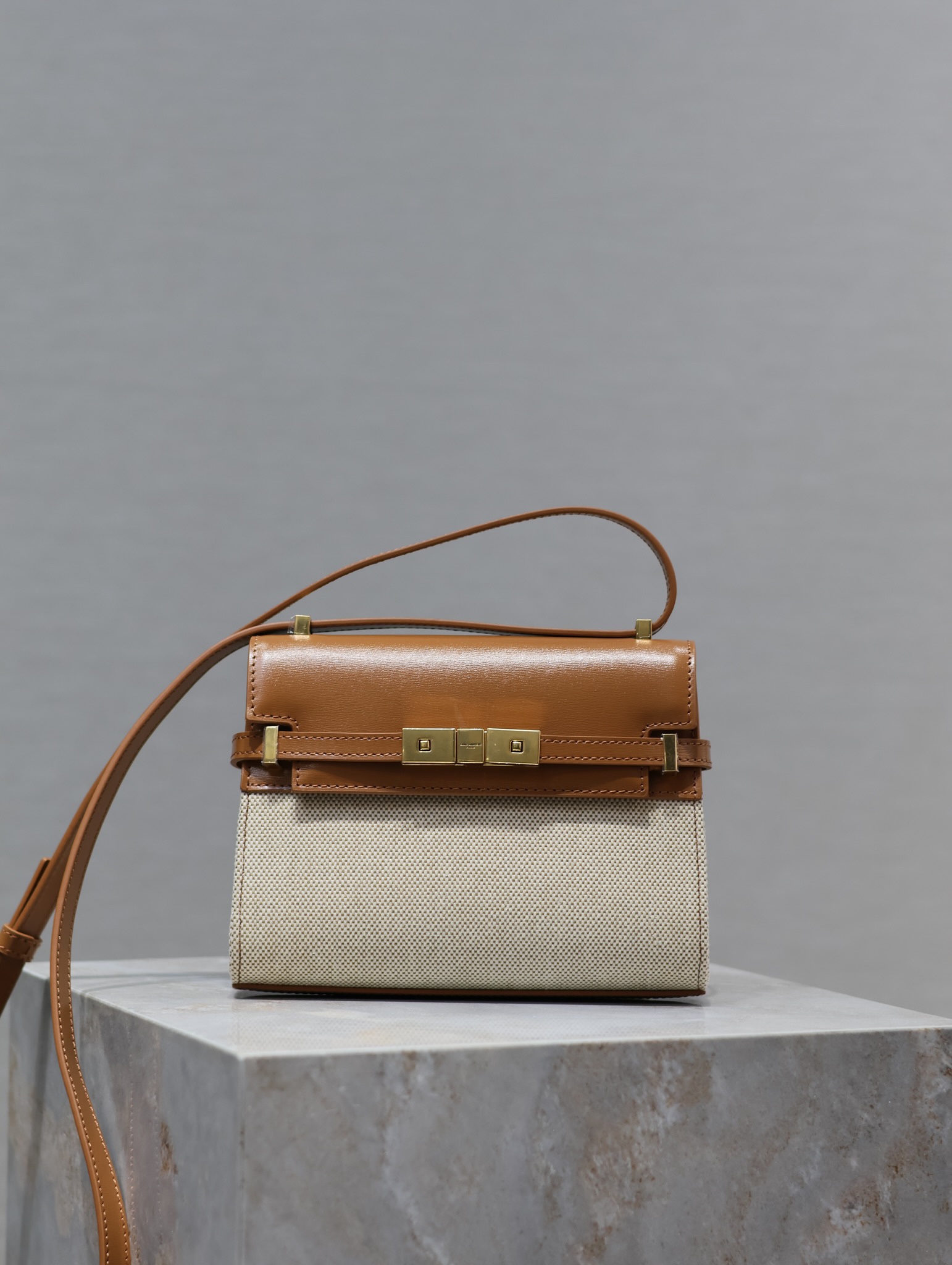 YSL Manhattan Mini Underarm/Crossbody Bag Model: 727766 Dimensions: 19 × 14 × 4 cm