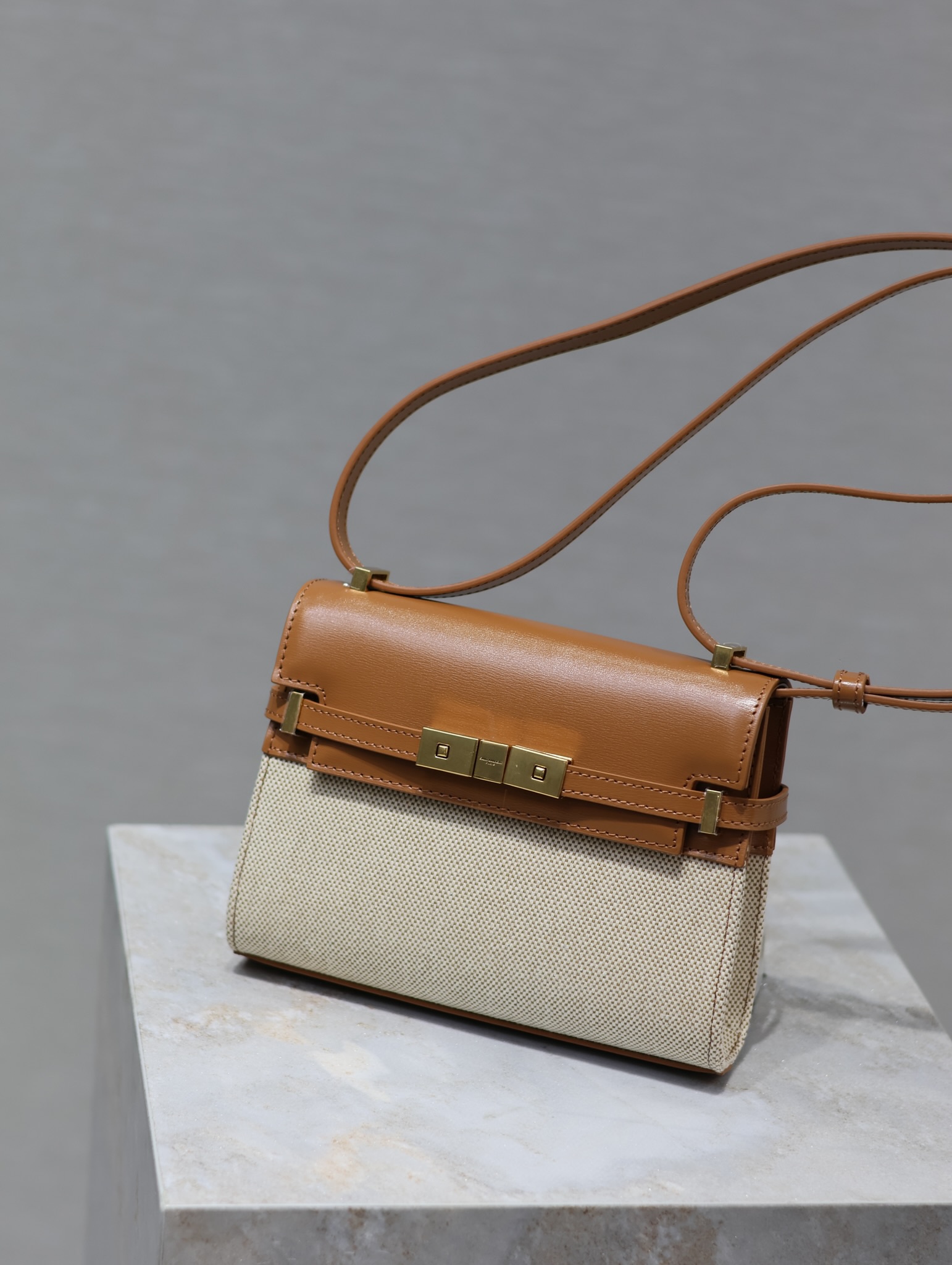 YSL Manhattan Mini Underarm/Crossbody Bag Model: 727766 Dimensions: 19 × 14 × 4 cm