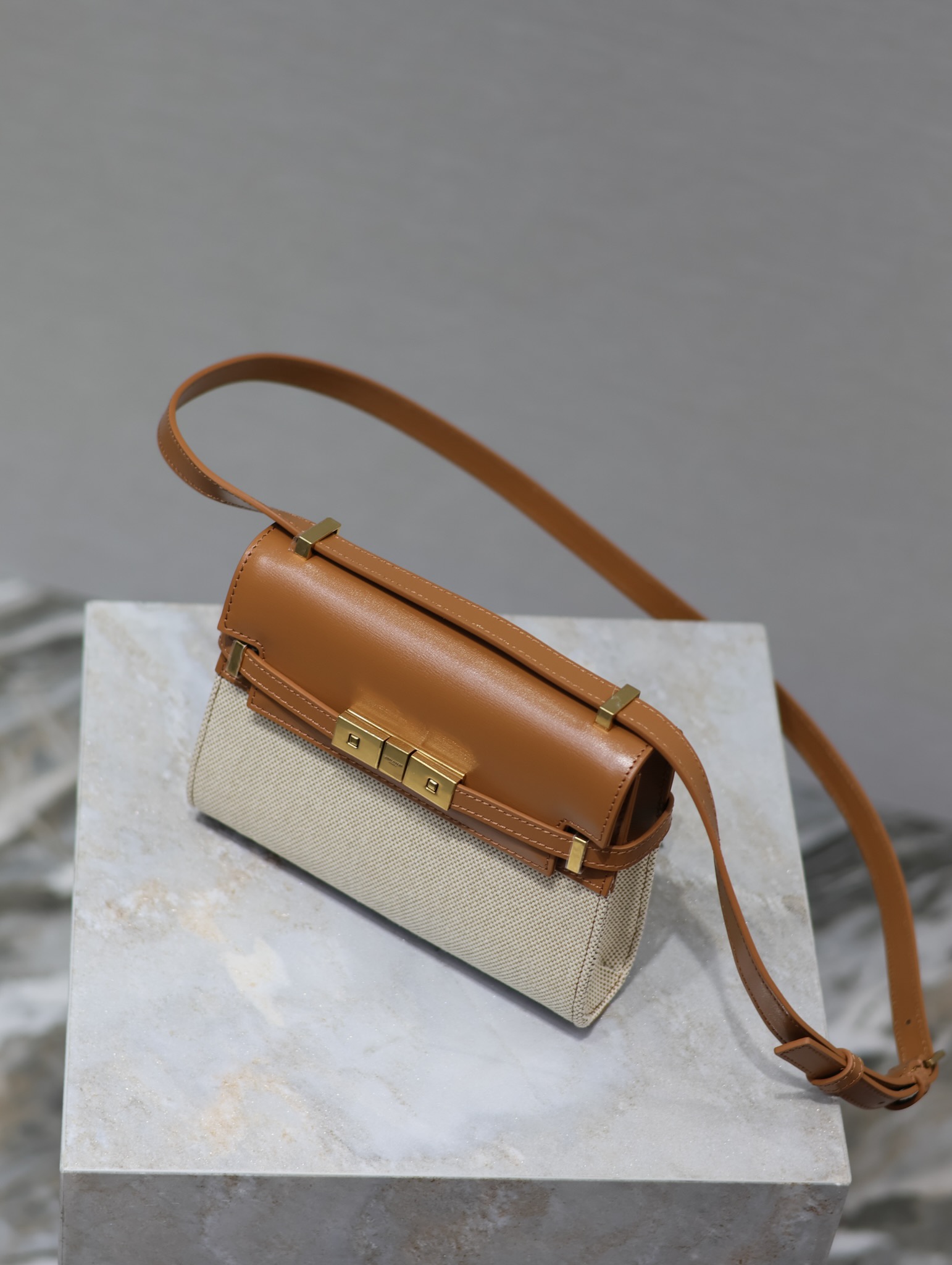 YSL Manhattan Mini Underarm/Crossbody Bag Model: 727766 Dimensions: 19 × 14 × 4 cm