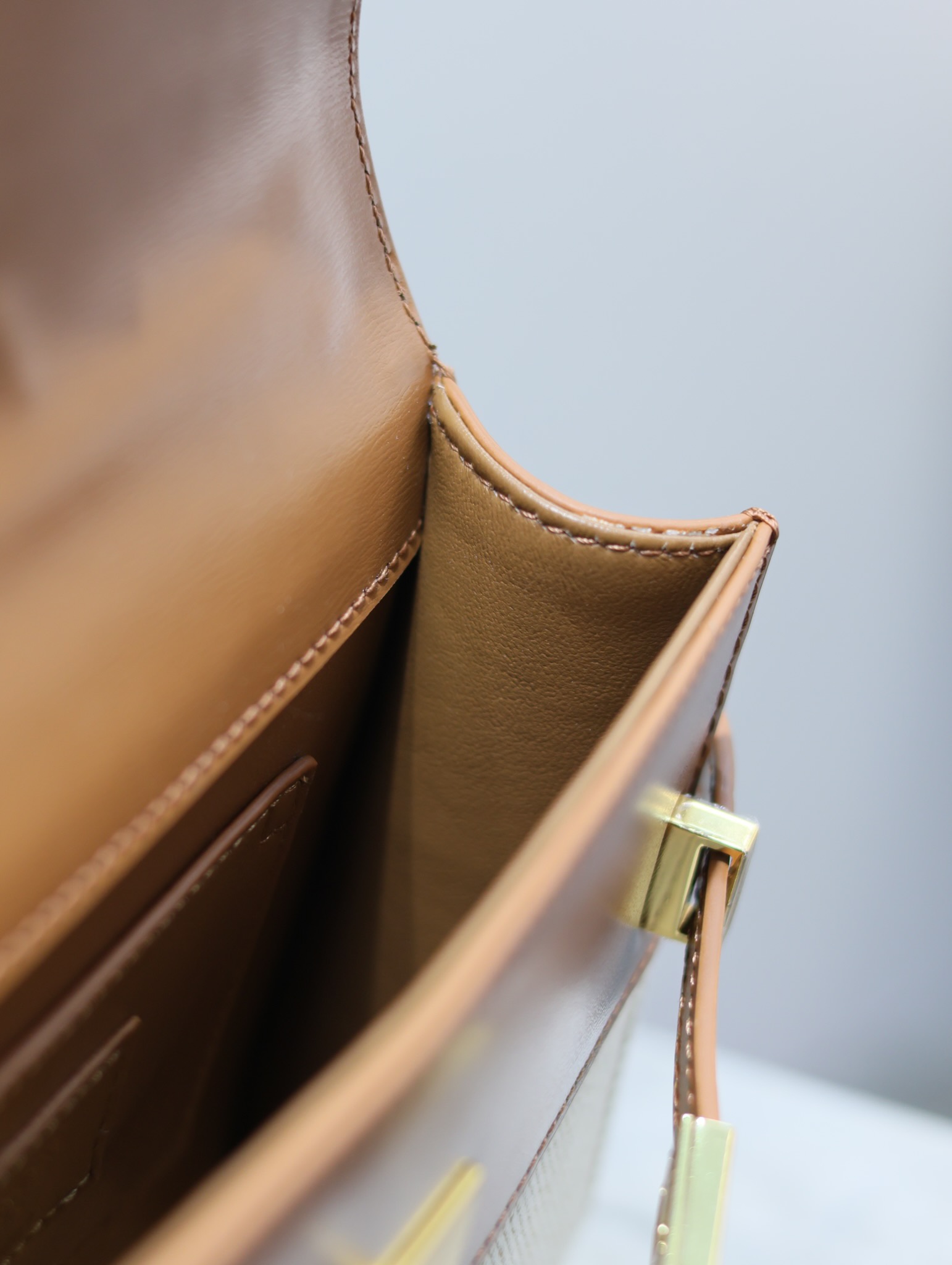 YSL Manhattan Mini Underarm/Crossbody Bag Model: 727766 Dimensions: 19 × 14 × 4 cm