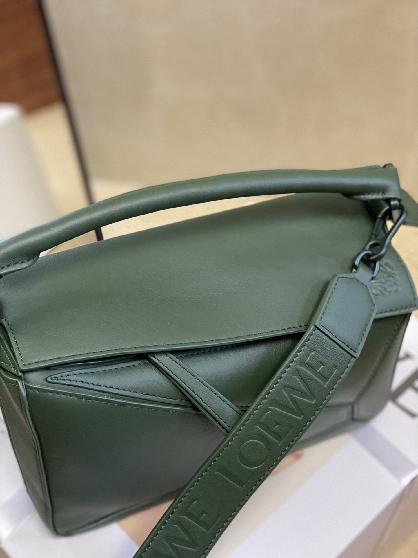 Loewe Model 8001 0.700 Dimensions: 24 x 16.5 x 10.5 cm