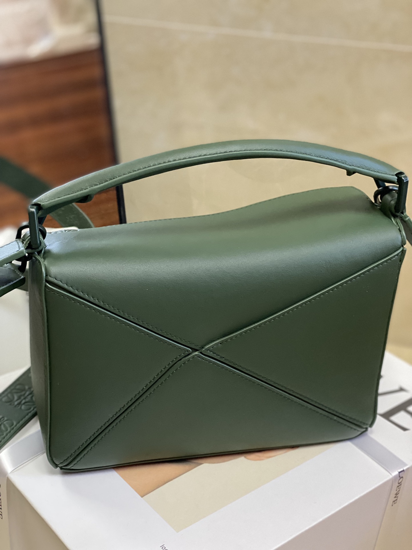 Loewe Model 8001 0.700 Dimensions: 24 x 16.5 x 10.5 cm