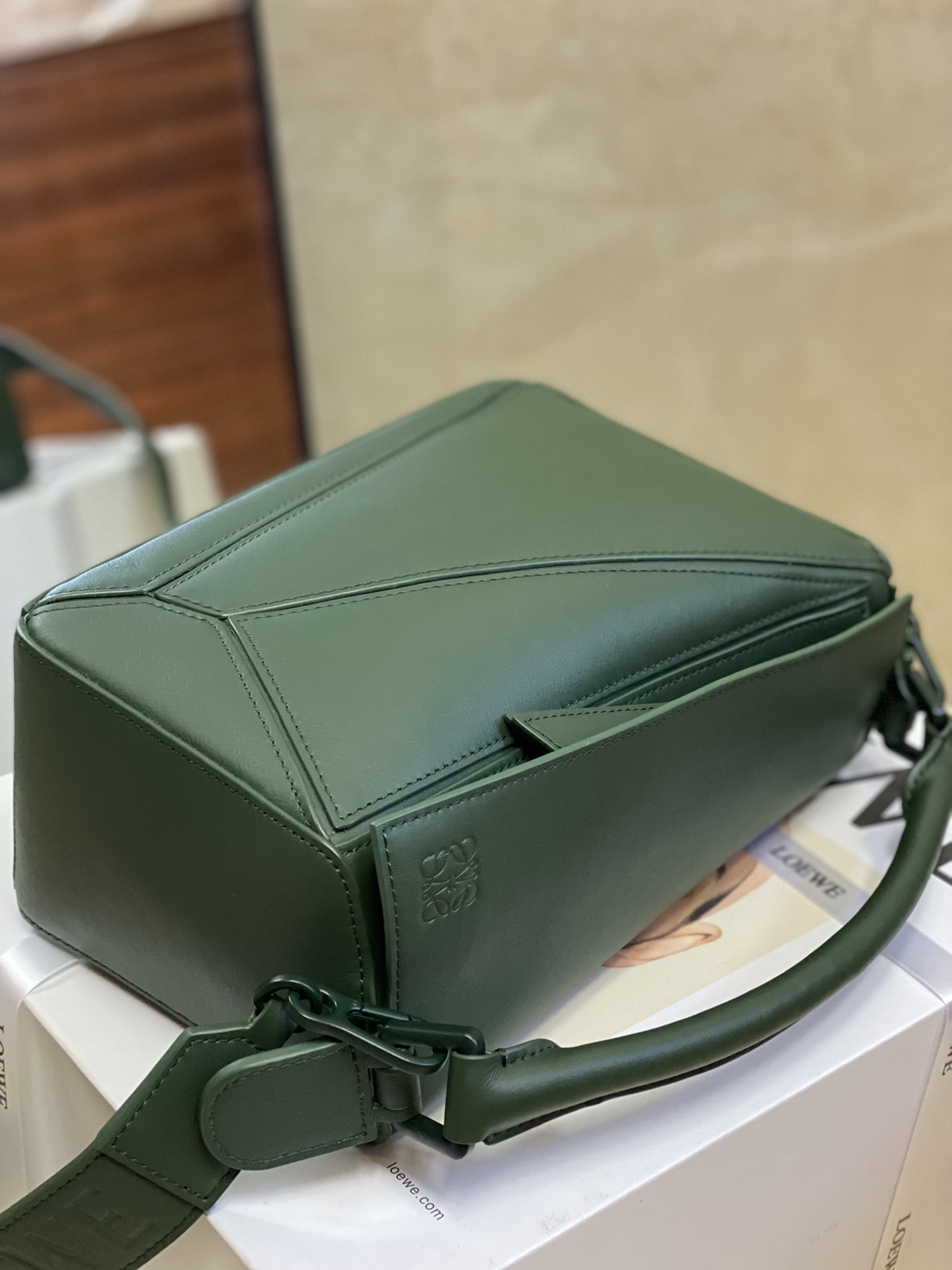 Loewe Model 8001 0.700 Dimensions: 24 x 16.5 x 10.5 cm