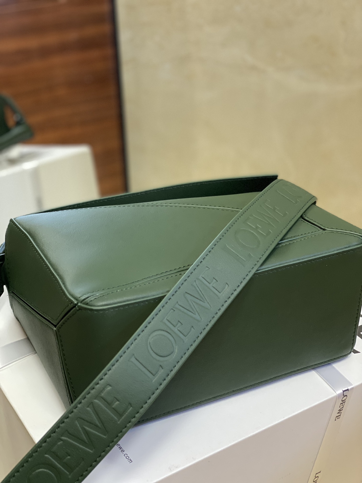 Loewe Model 8001 0.700 Dimensions: 24 x 16.5 x 10.5 cm