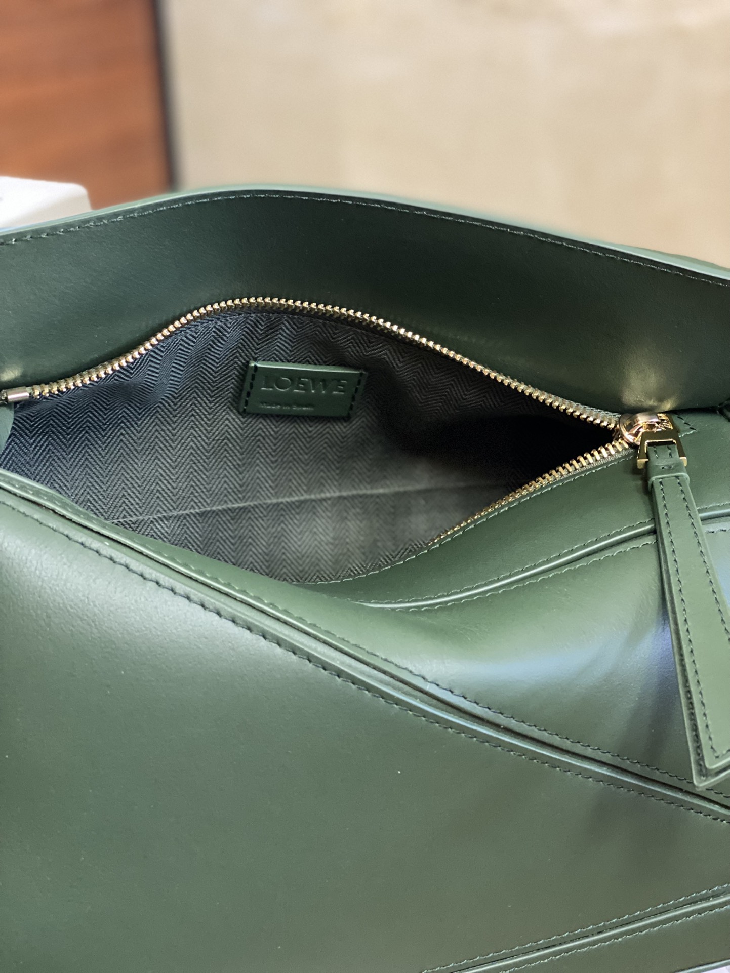 Loewe Model 8001 0.700 Dimensions: 24 x 16.5 x 10.5 cm