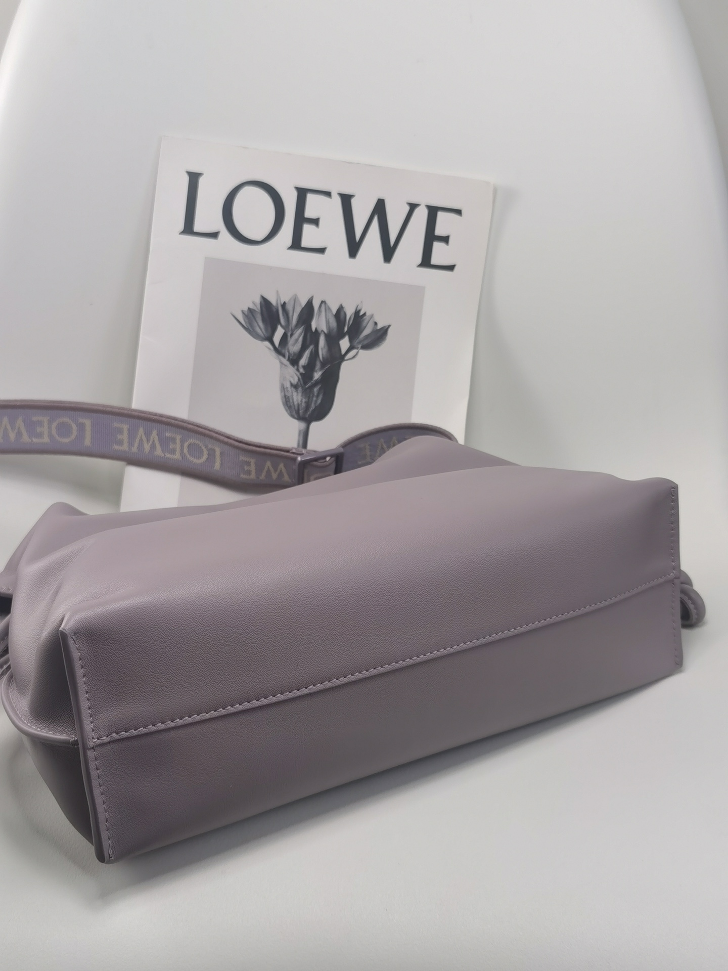 Loewe Model 11048 Size: 30 x 24.5 x 10.5 cm