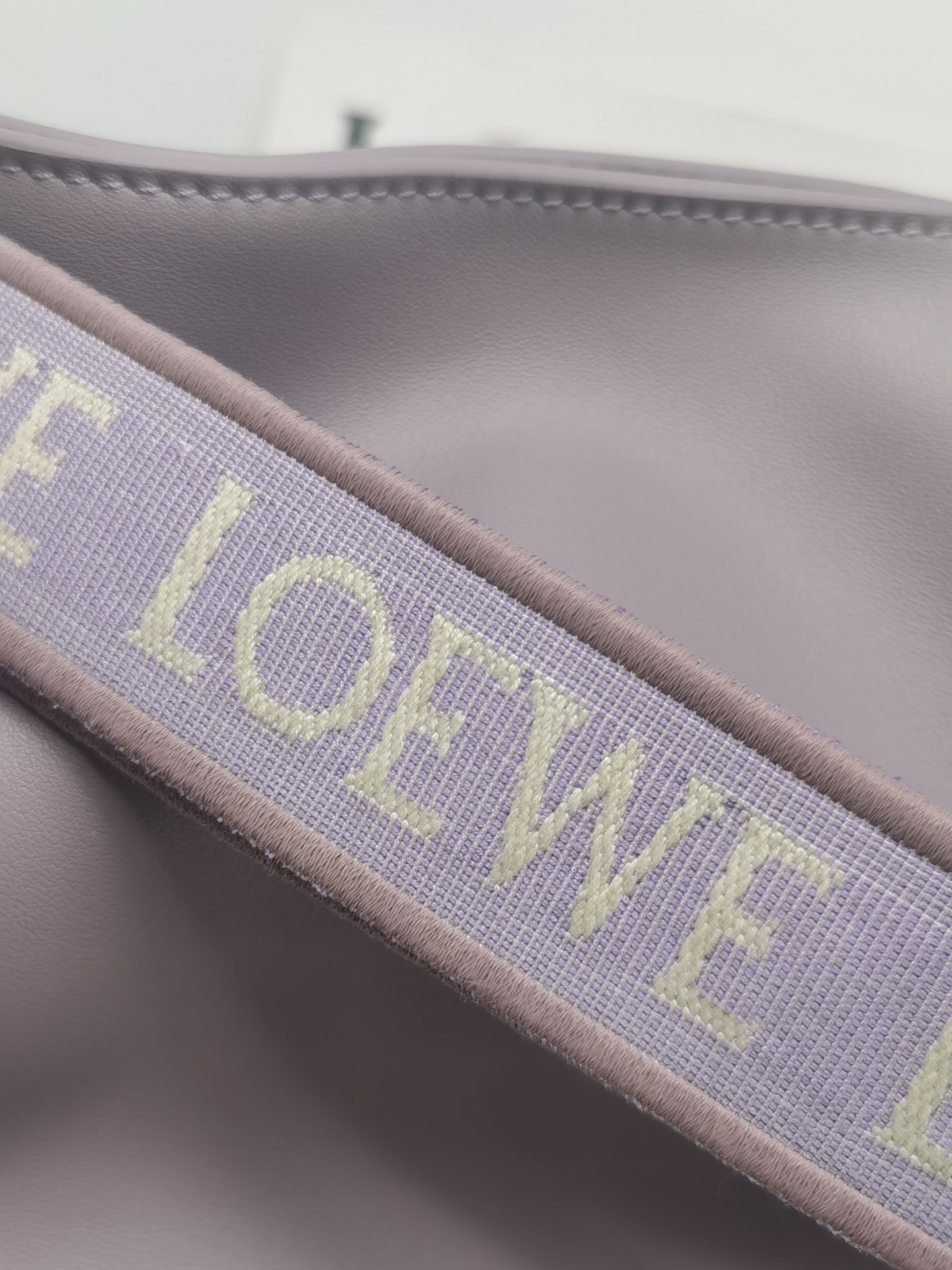 Loewe Model 11048 Size: 30 x 24.5 x 10.5 cm