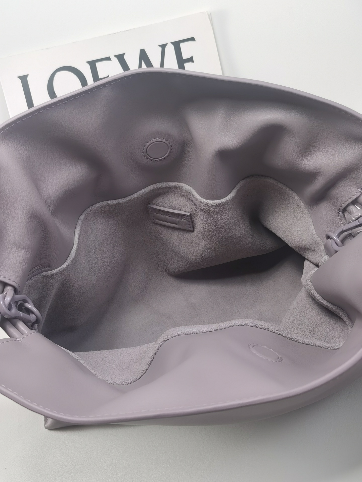 Loewe Model 11048 Size: 30 x 24.5 x 10.5 cm