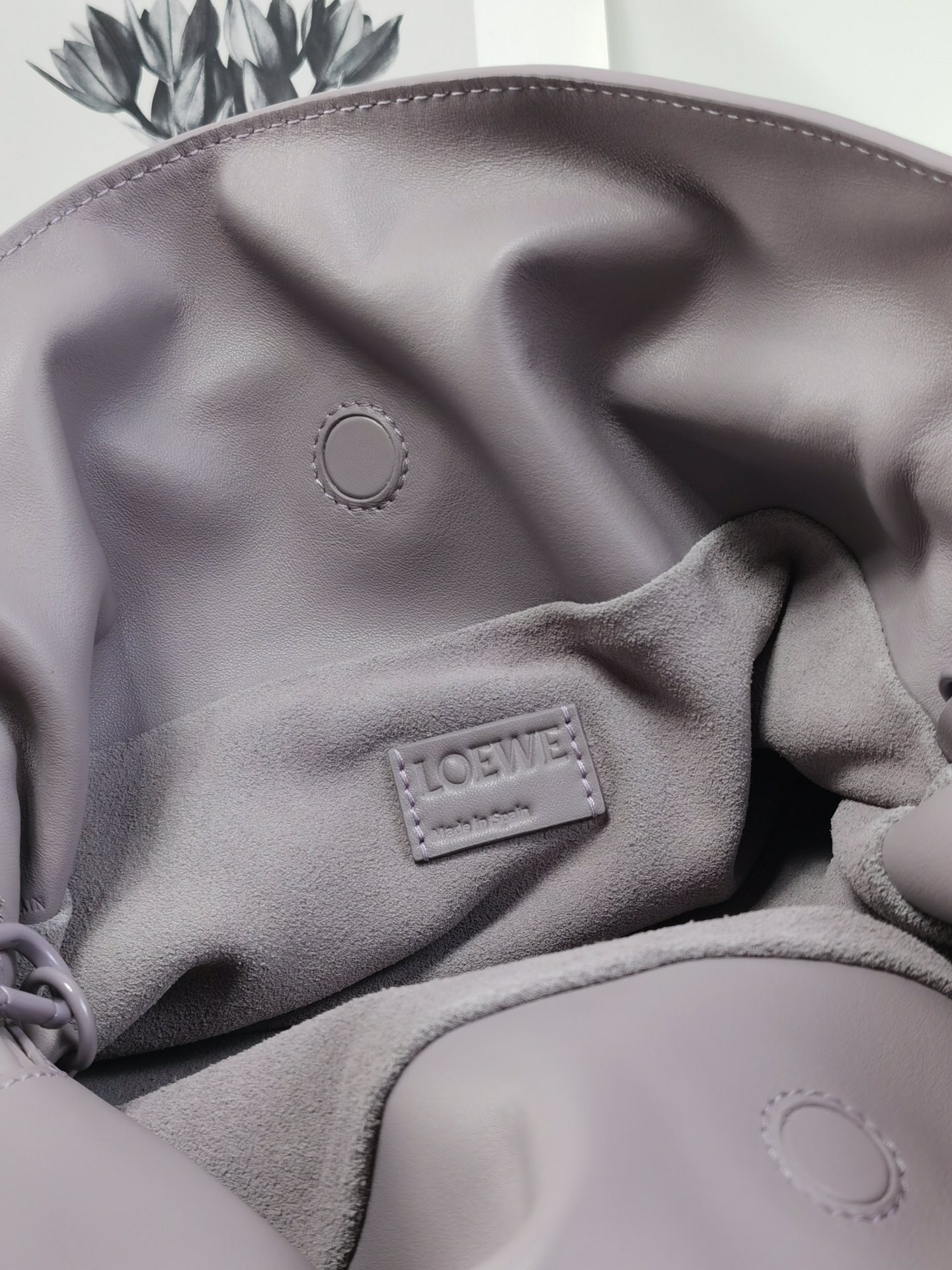 Loewe Model 11048 Size: 30 x 24.5 x 10.5 cm