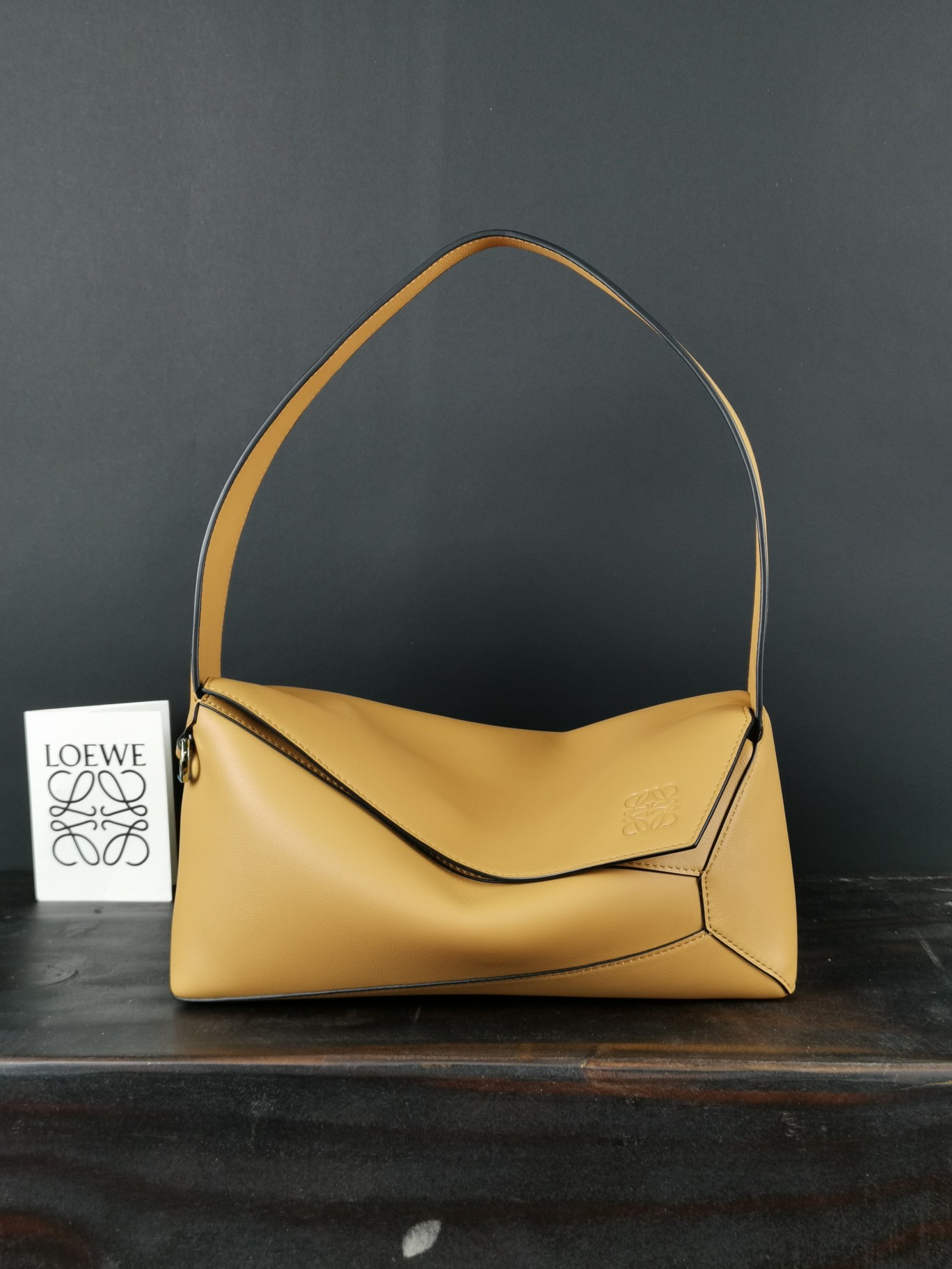 Loewe Model 5501. 28.7 x 10.7 x 5.5 cm