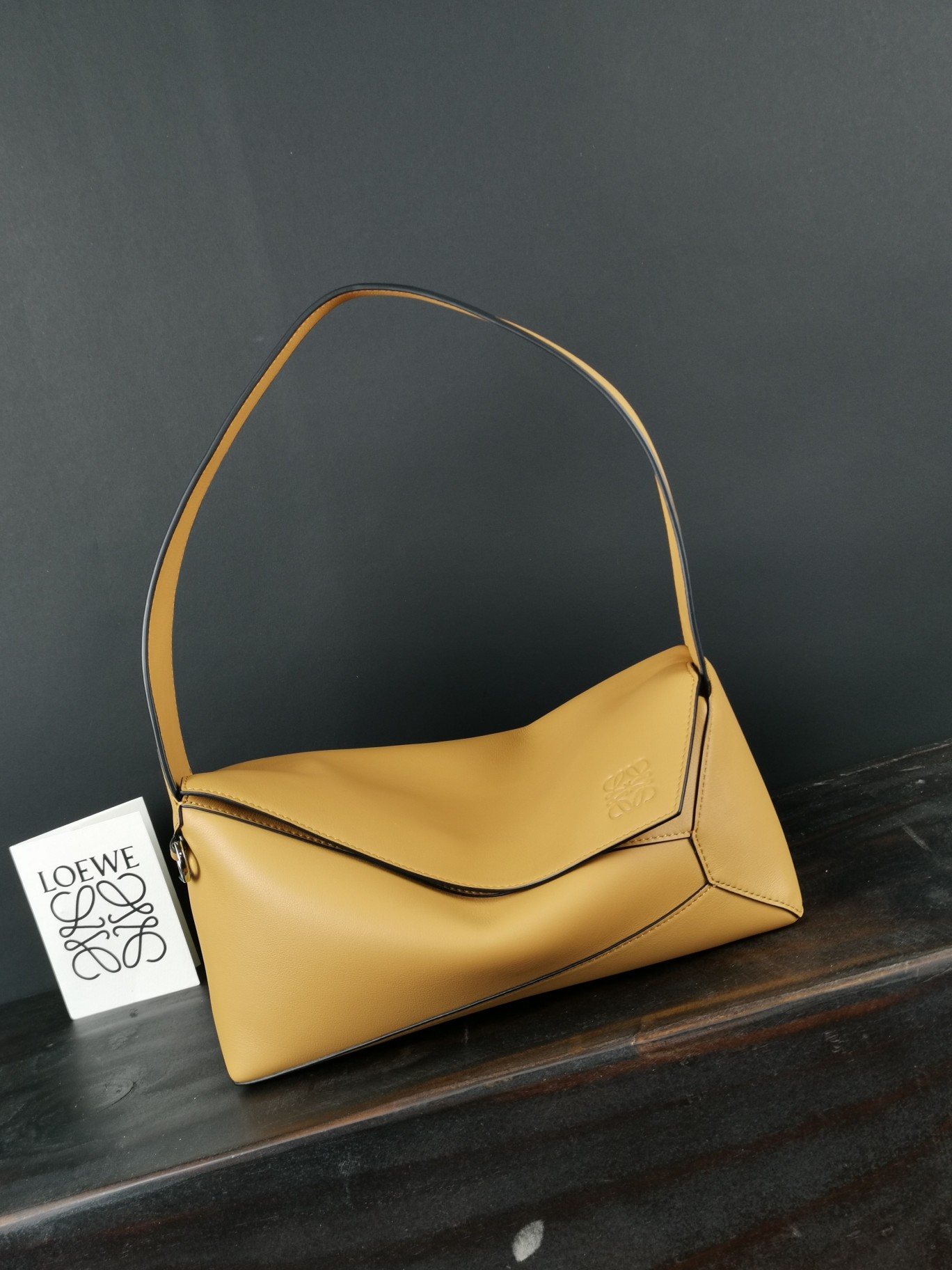 Loewe Model 5501. 28.7 x 10.7 x 5.5 cm