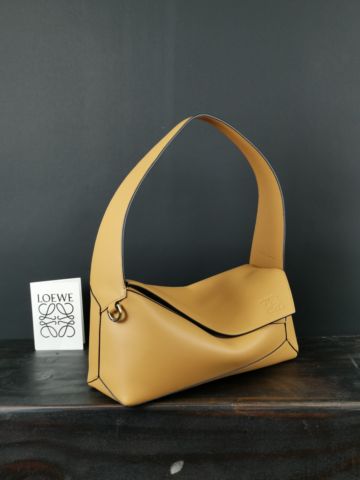 Loewe Model 5501. 28.7 x 10.7 x 5.5 cm