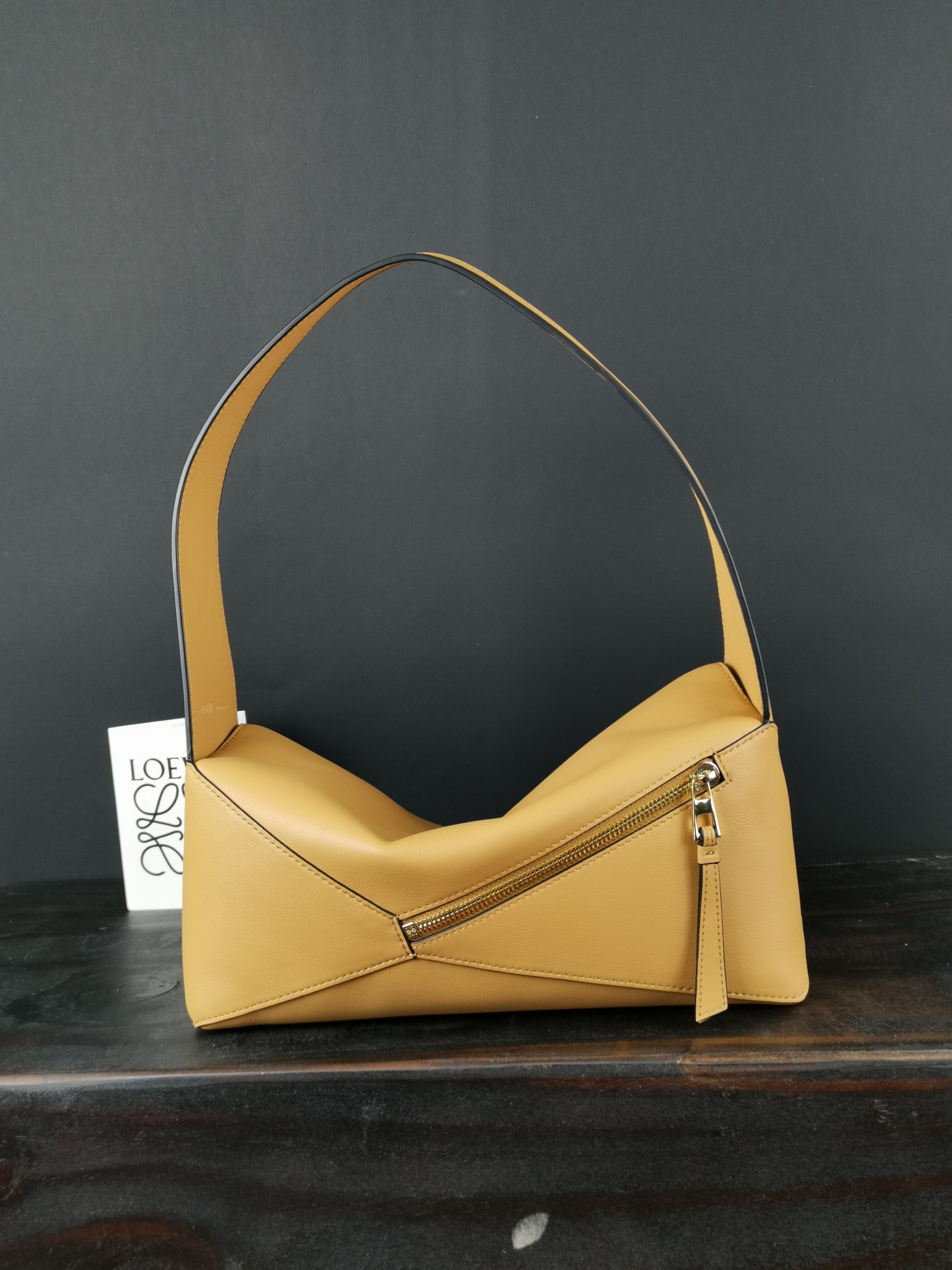 Loewe Model 5501. 28.7 x 10.7 x 5.5 cm