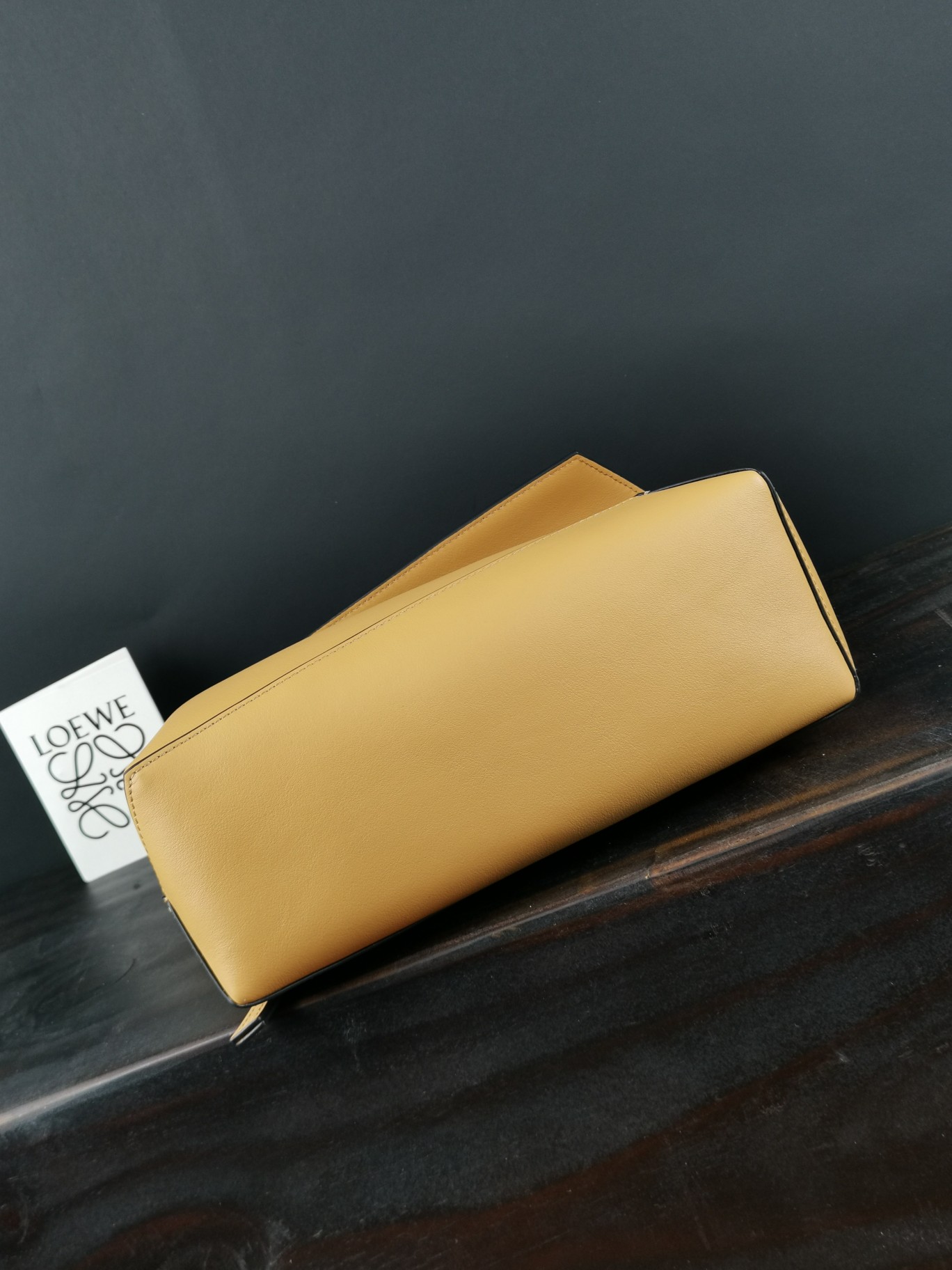 Loewe Model 5501. 28.7 x 10.7 x 5.5 cm