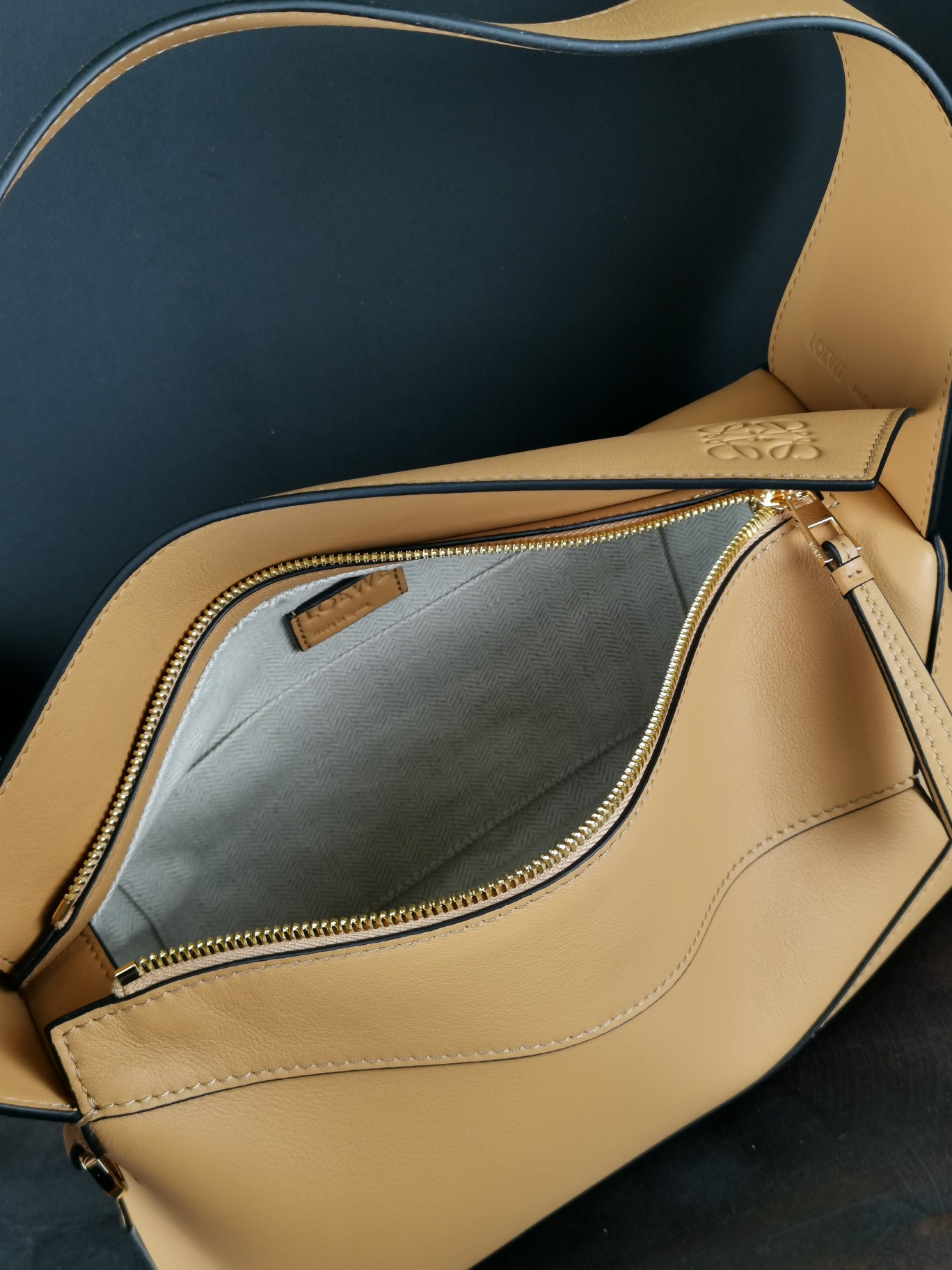 Loewe Model 5501. 28.7 x 10.7 x 5.5 cm