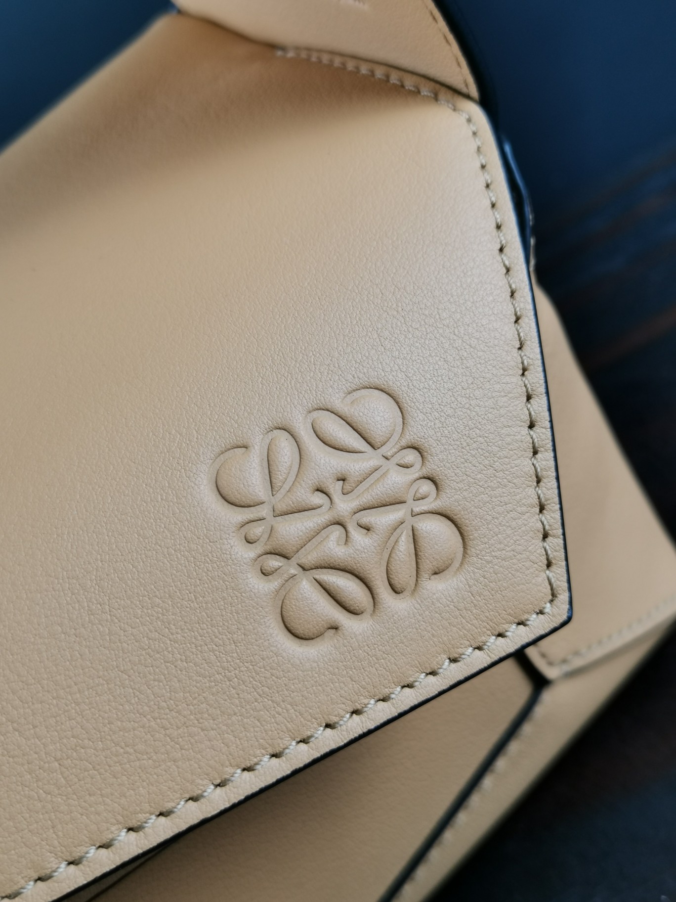 Loewe Model 5501. 28.7 x 10.7 x 5.5 cm