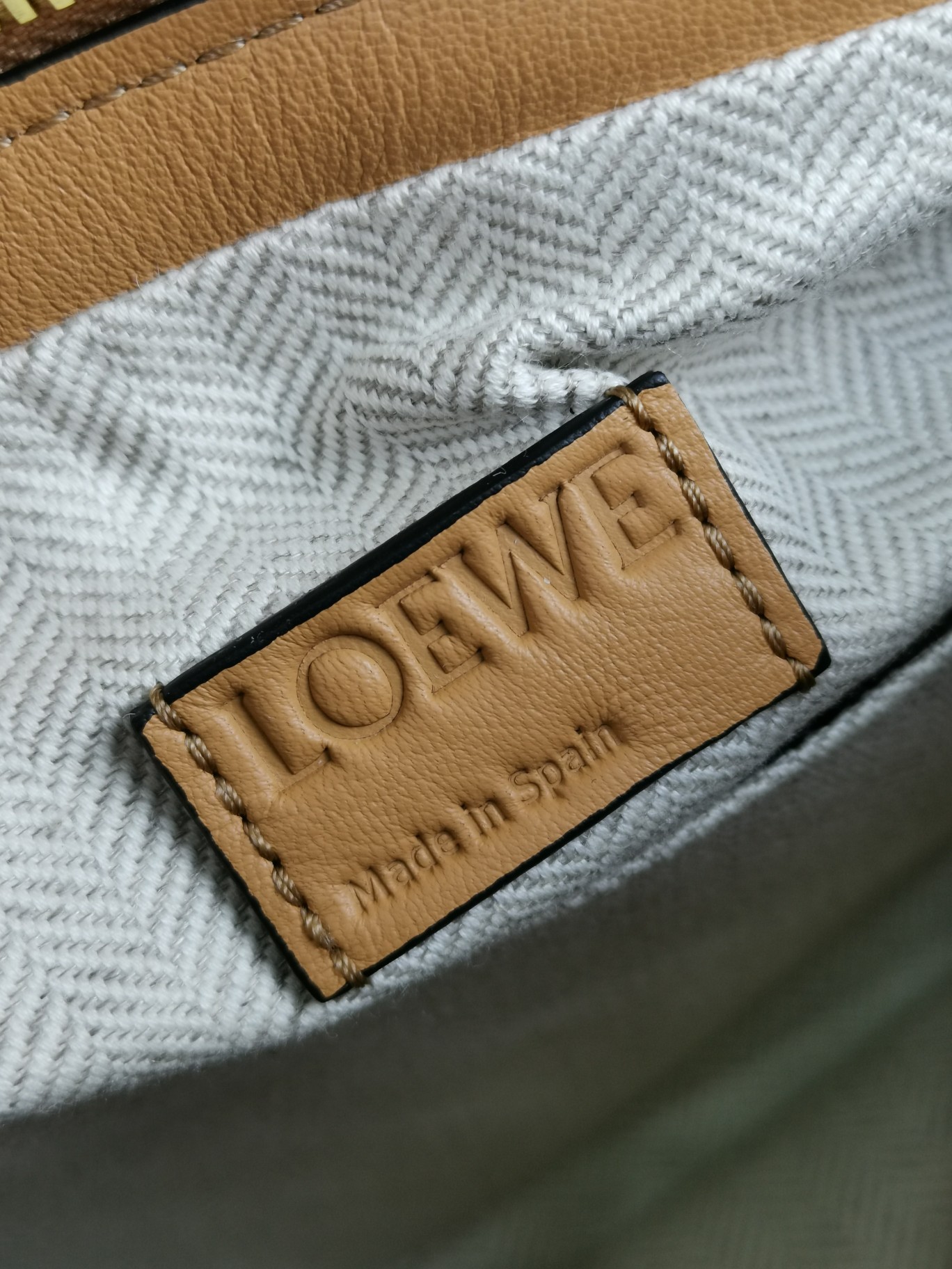 Loewe Model 5501. 28.7 x 10.7 x 5.5 cm