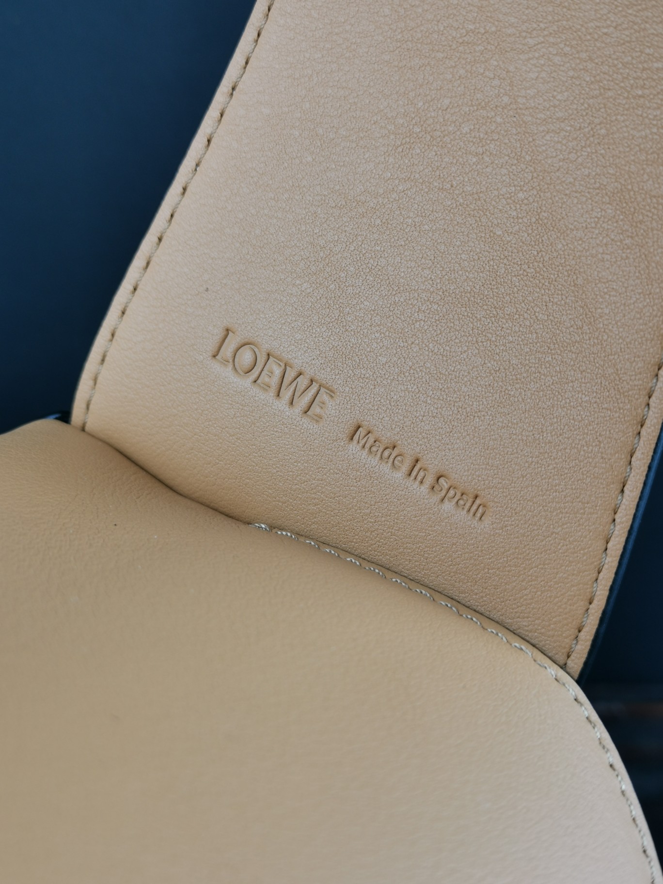 Loewe Model 5501. 28.7 x 10.7 x 5.5 cm