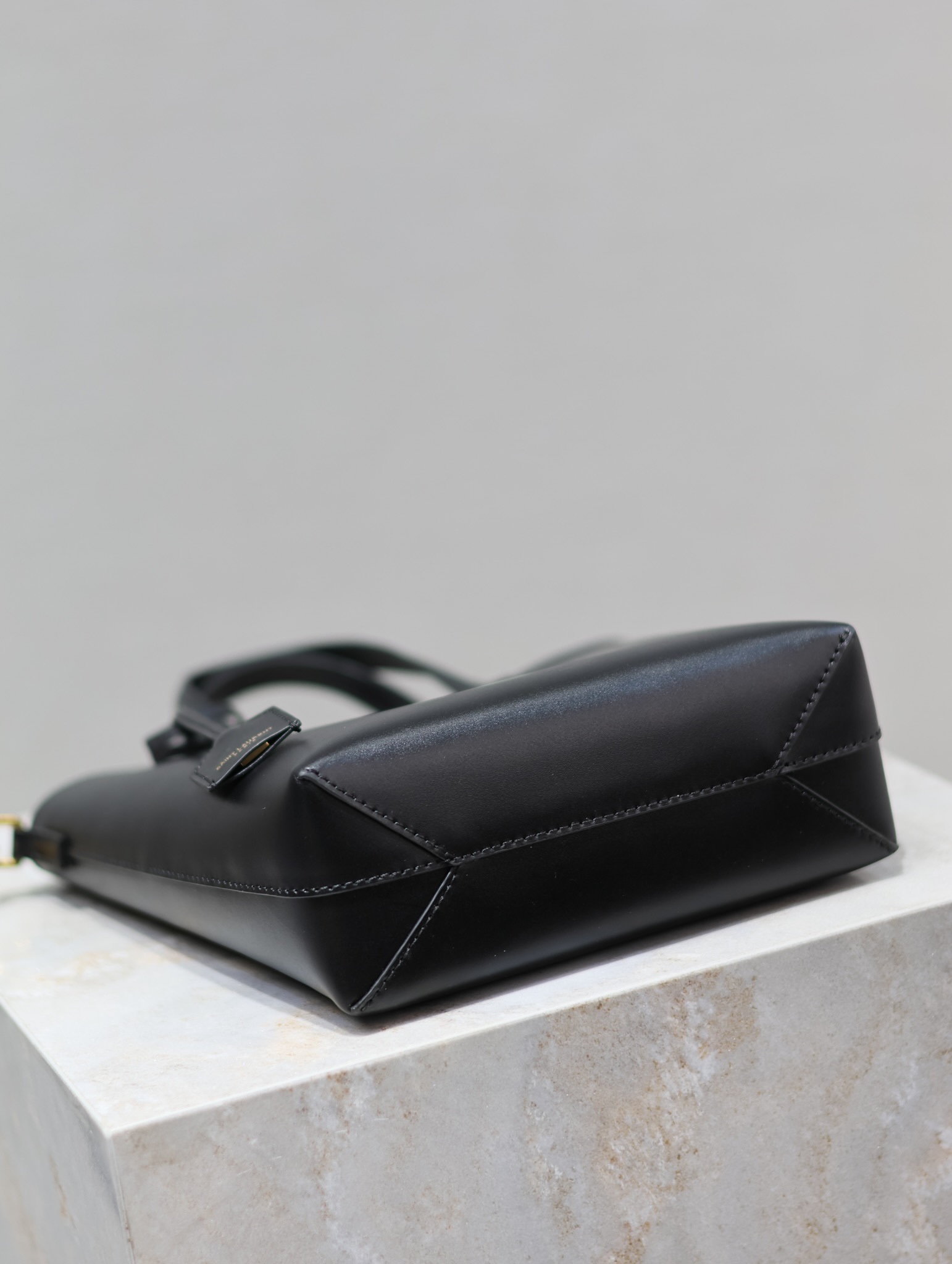 YSL    Mini Tote Shopper Model: 712367 Dimensions: 18x17x8cm