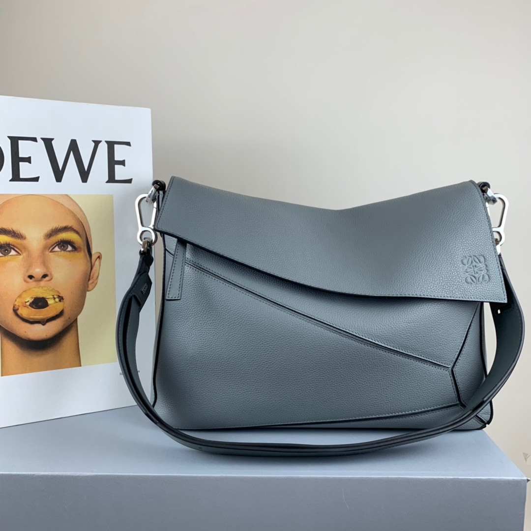 Loewe 36036 Bronze  0.780 Size: 37*25*9cm