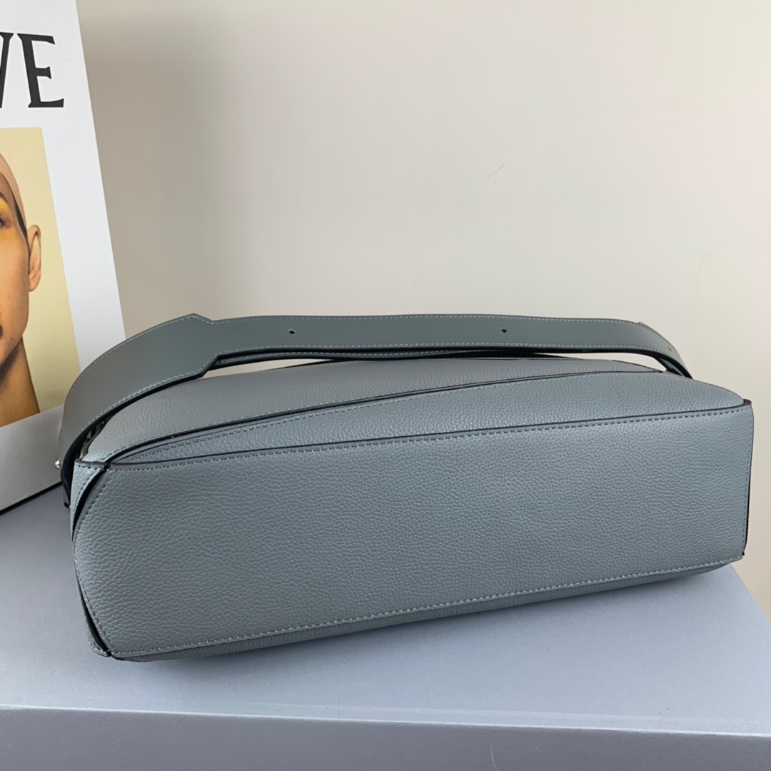 Loewe 36036 Bronze  0.780 Size: 37*25*9cm