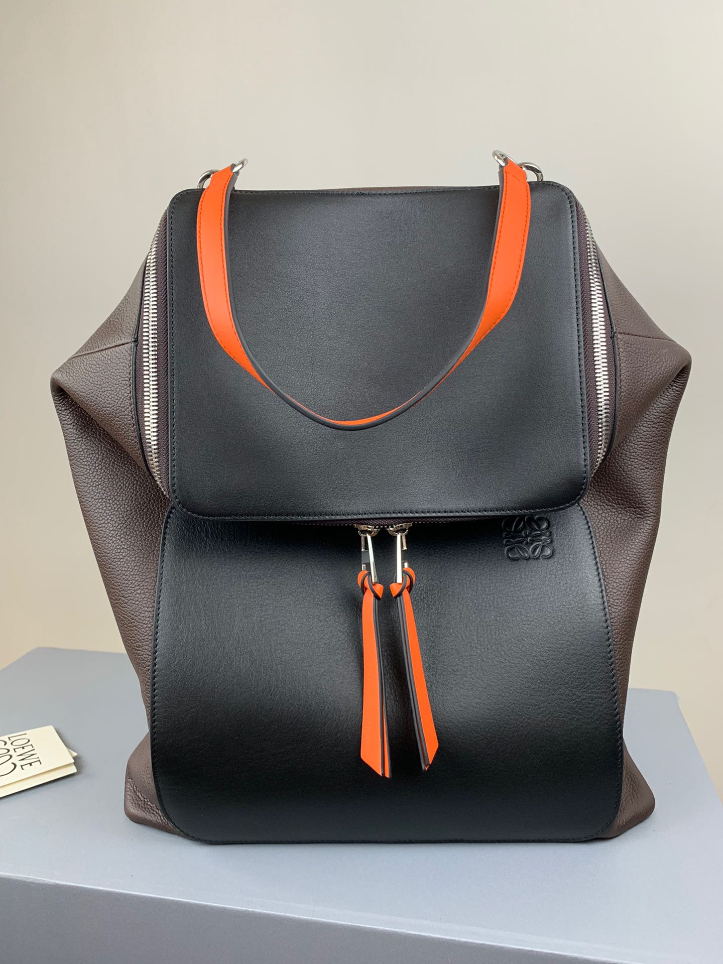 Loewe L 0.930 Dimensions: 37×41×15cm Khaki with Gray Model 325